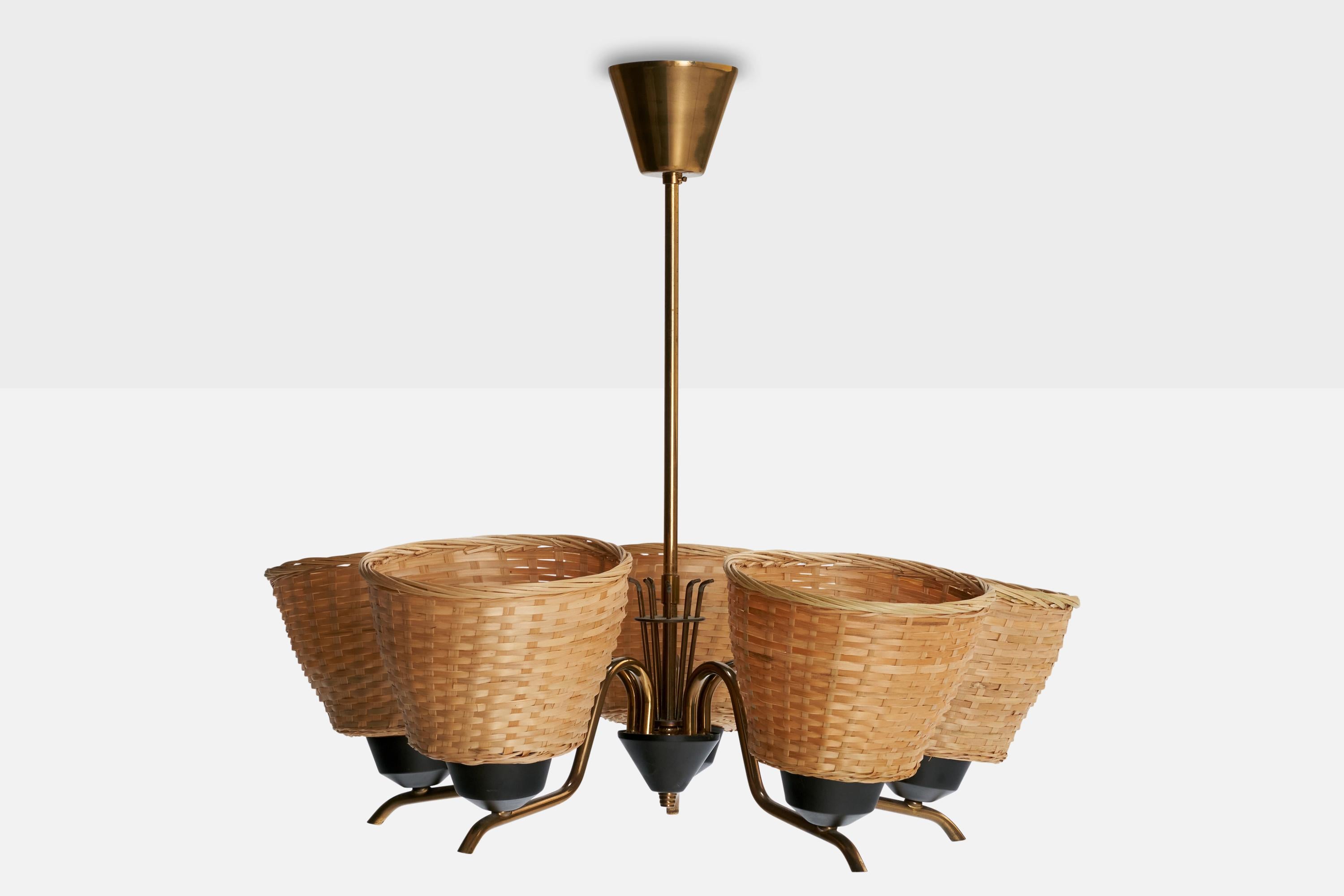 Scandinavo moderno Lampadario di design finlandese, ottone, metallo, rattan, Finlandia, anni '50 in vendita