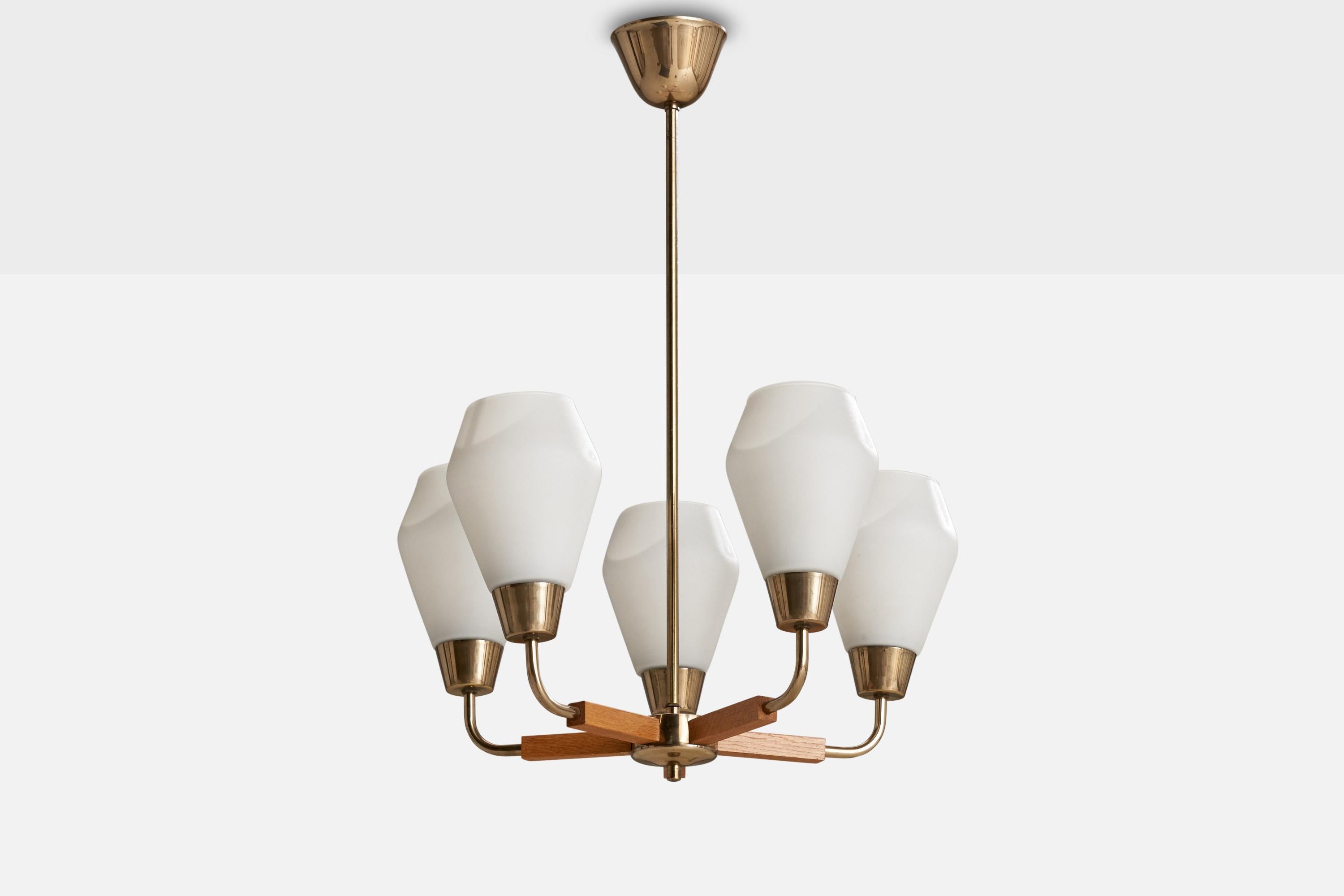 Lampadario in ottone, Oak e vetro opalino progettato e prodotto in Finlandia, anni '50 circa.

Dimensioni complessive (pollici): 26