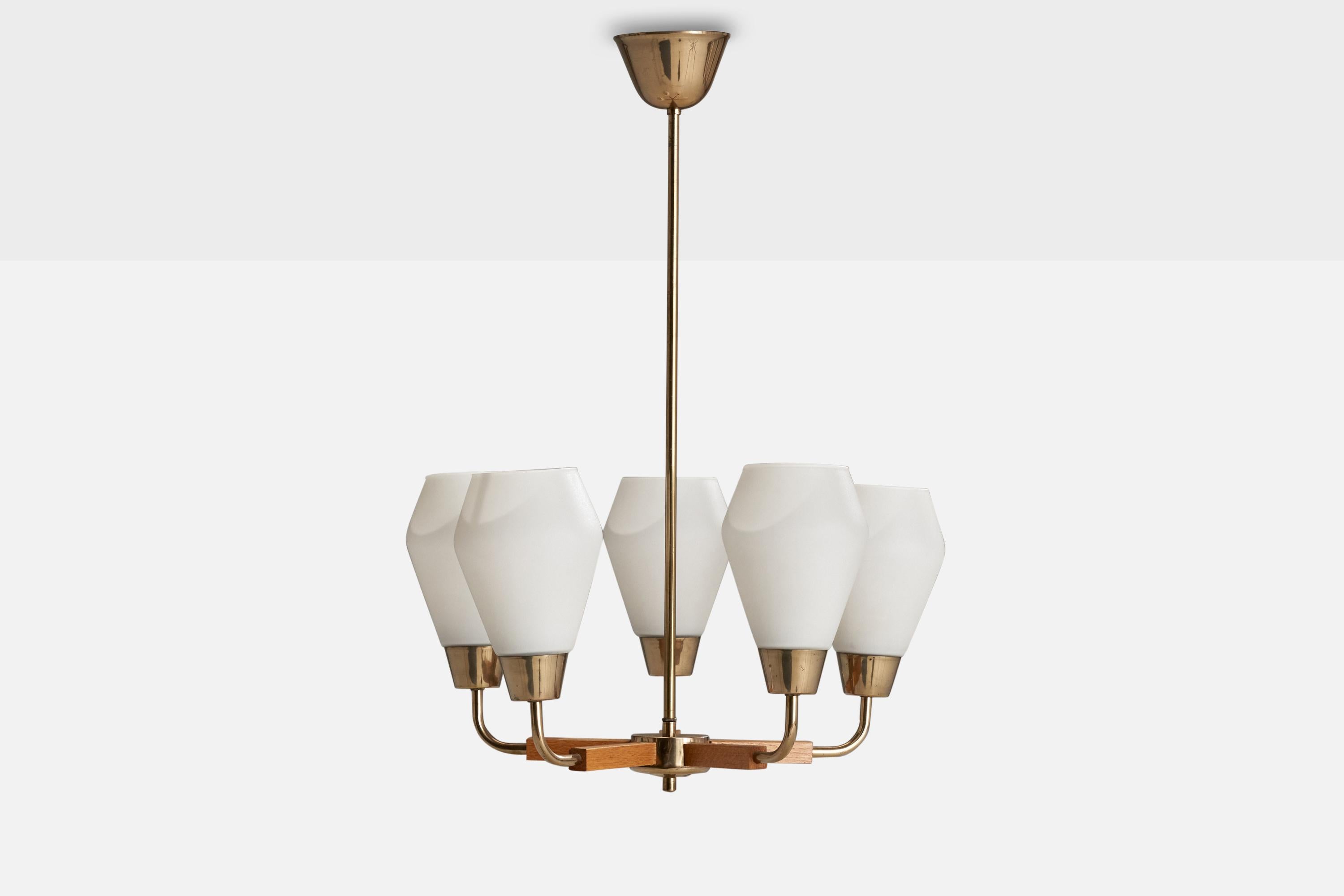 Scandinavo moderno Lampadario di design finlandese, ottone, quercia, vetro, Finlandia, anni '50 in vendita