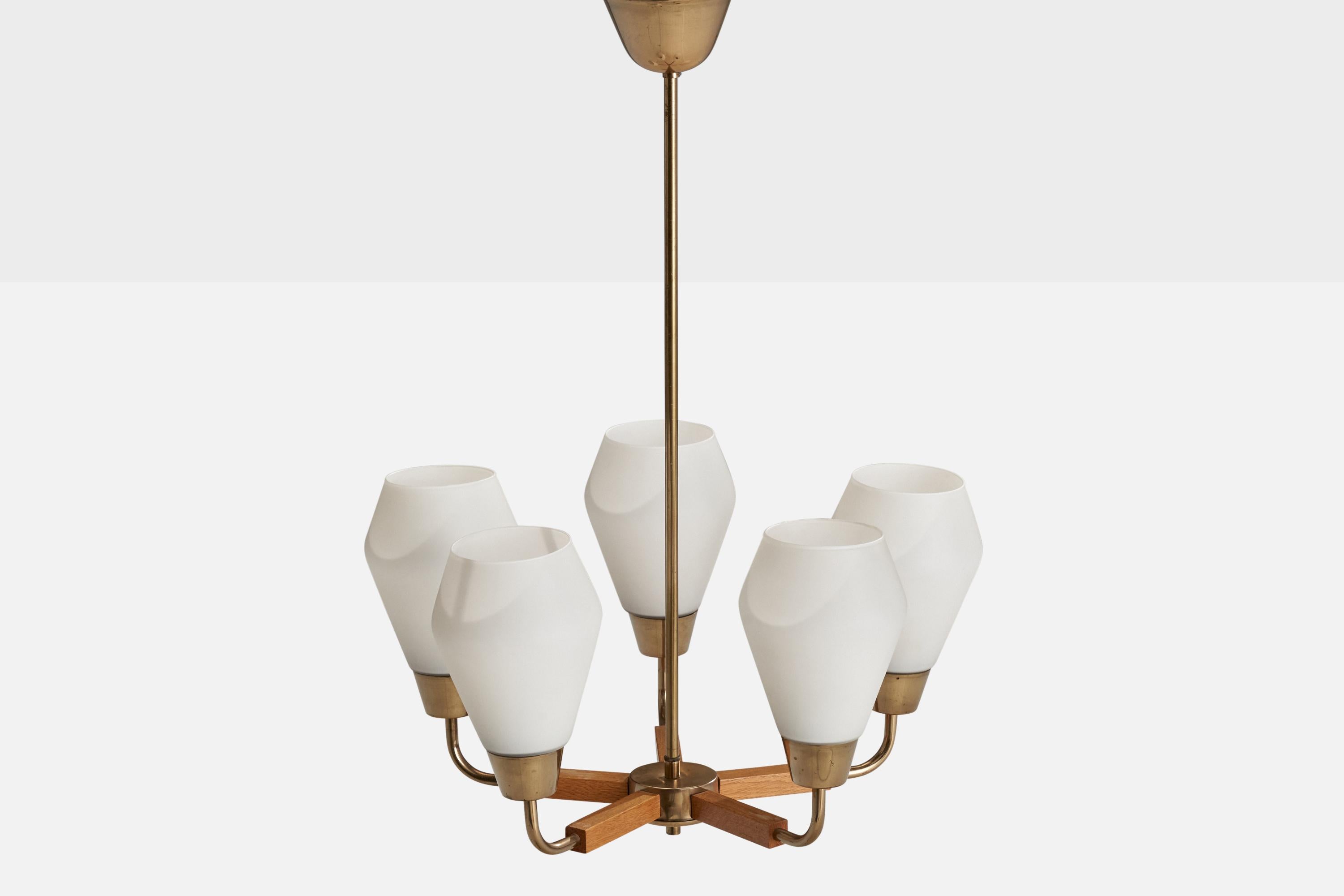 Finlandese Lampadario di design finlandese, ottone, quercia, vetro, Finlandia, anni '50 in vendita