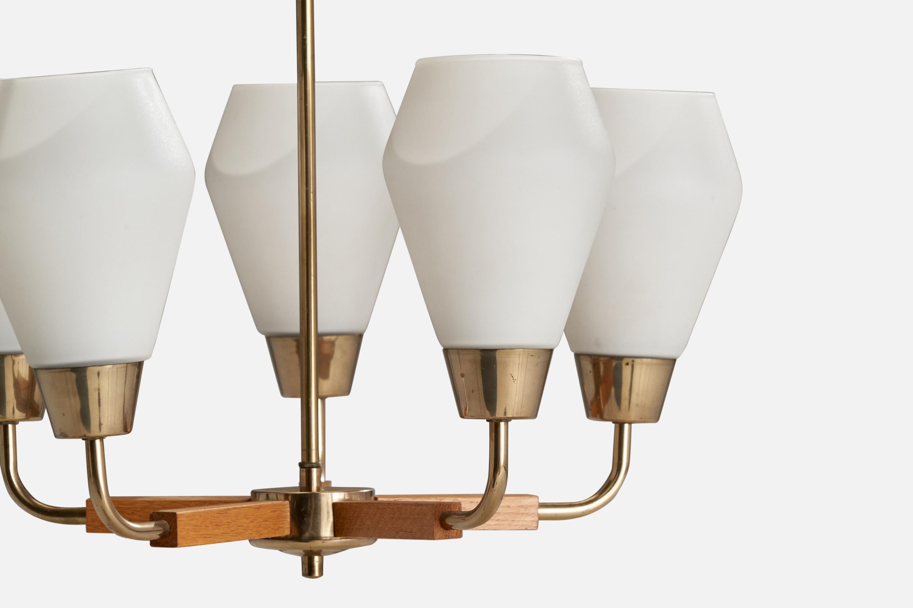 Lampadario di design finlandese, ottone, quercia, vetro, Finlandia, anni '50 In condizioni buone in vendita a High Point, NC