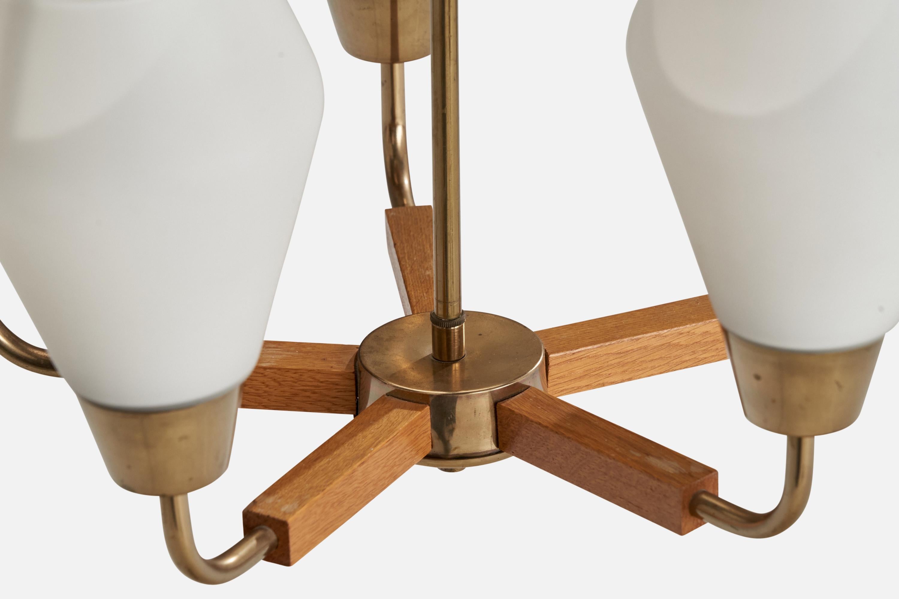 Metà XX secolo Lampadario di design finlandese, ottone, quercia, vetro, Finlandia, anni '50 in vendita