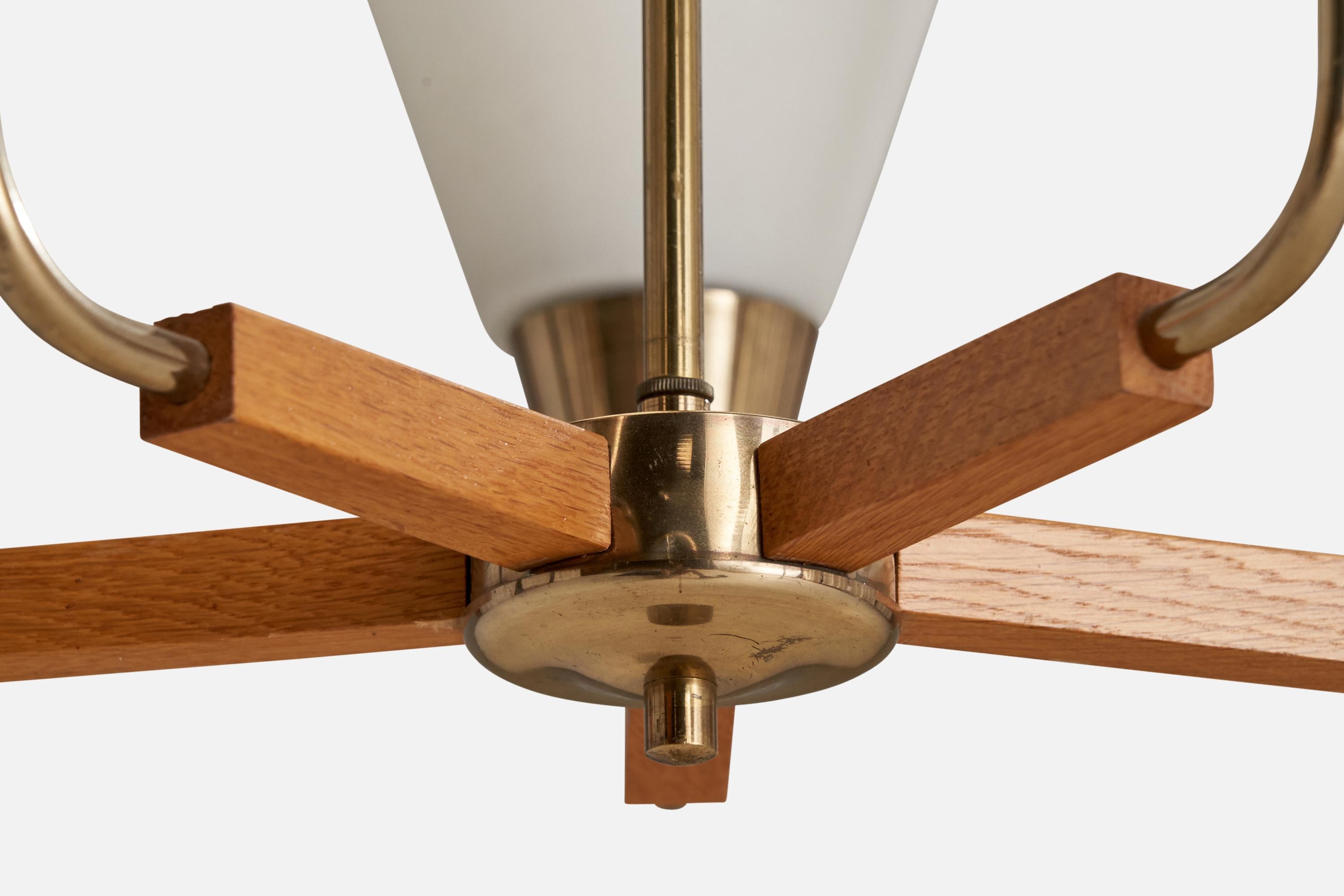 Ottone Lampadario di design finlandese, ottone, quercia, vetro, Finlandia, anni '50 in vendita