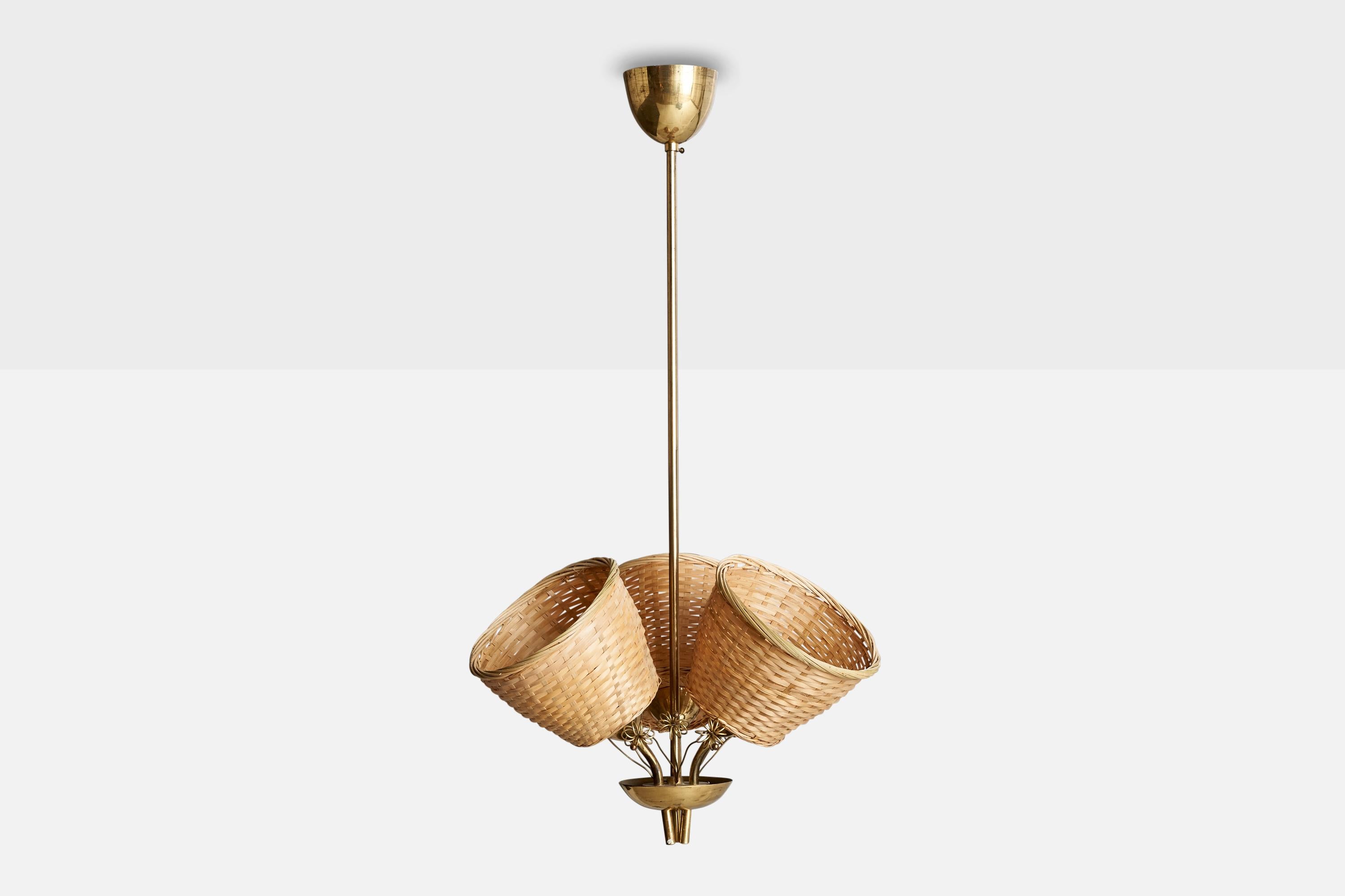Scandinave moderne Lustre de designer finlandais, en laiton et rotin, Finlande, années 1940 en vente