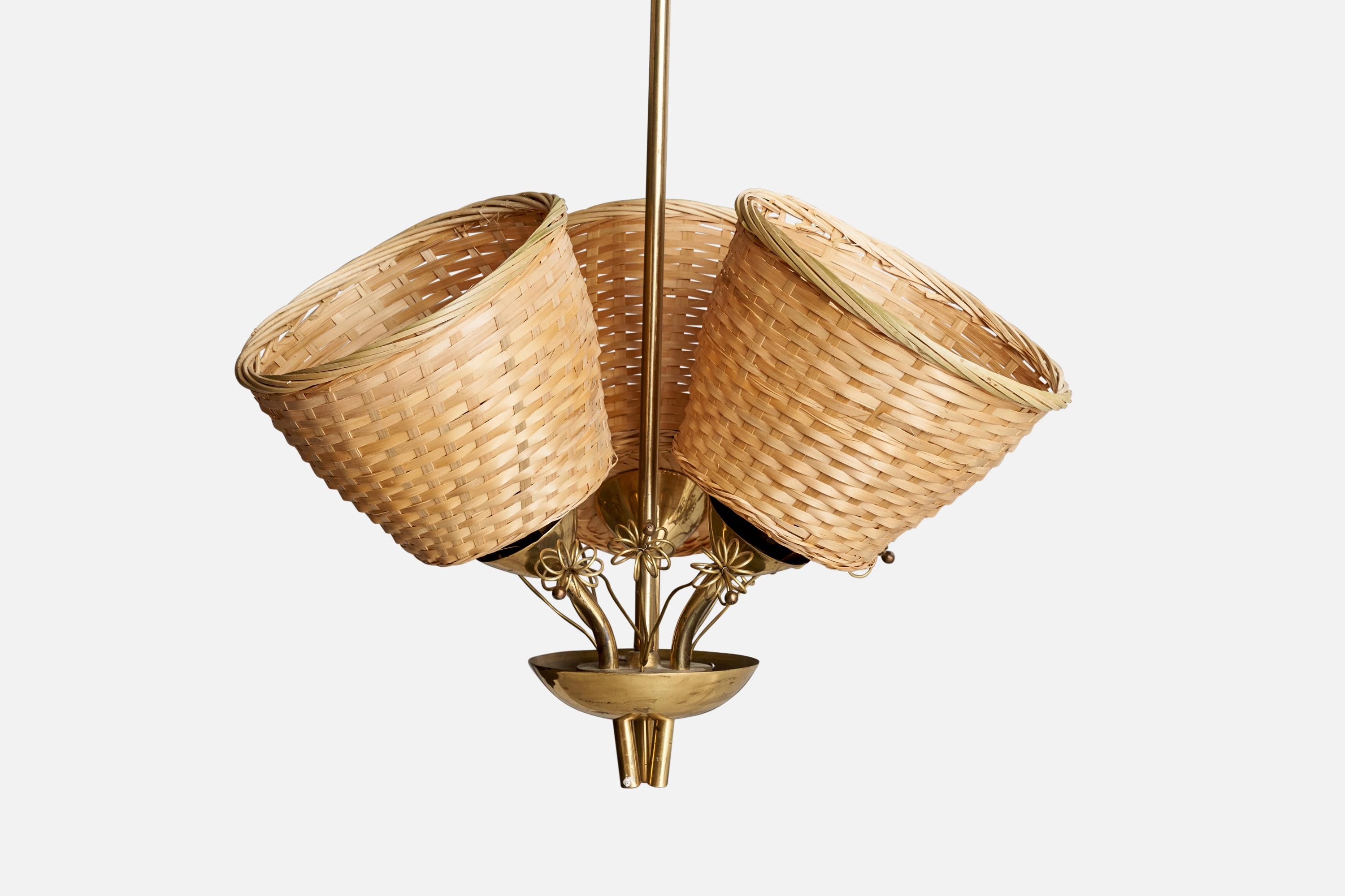 Lustre de designer finlandais, en laiton et rotin, Finlande, années 1940 Bon état - En vente à High Point, NC