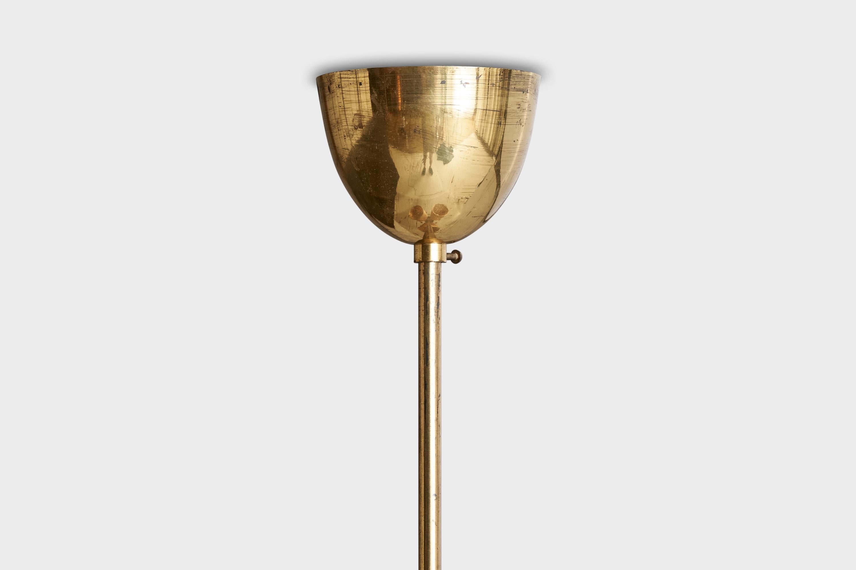 Lustre de designer finlandais, en laiton et rotin, Finlande, années 1940 en vente 1