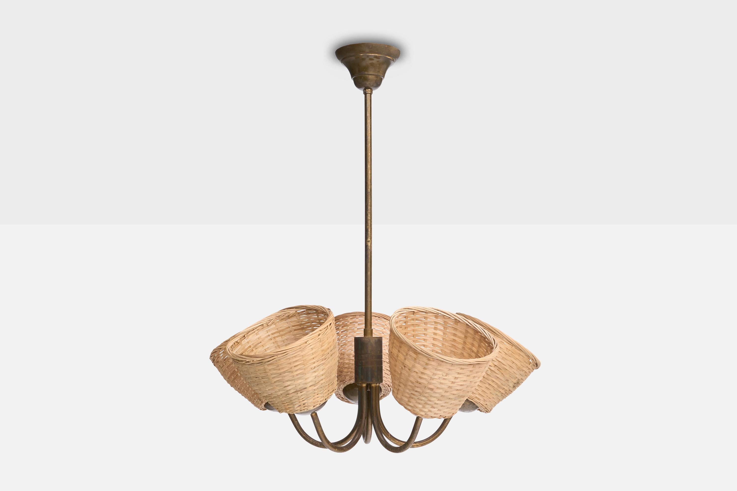 Ein Kronleuchter aus Messing und Rattan, entworfen und hergestellt in Finnland, um 1950.

Gesamtabmessungen (Zoll): 31