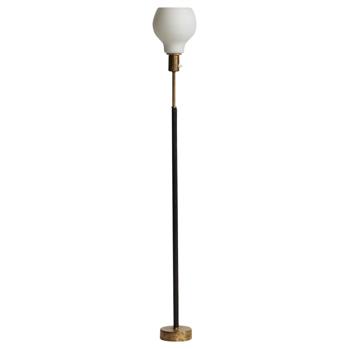Lampadaire de designer finlandais, laiton, cuir, verre, Finlande, années 1950