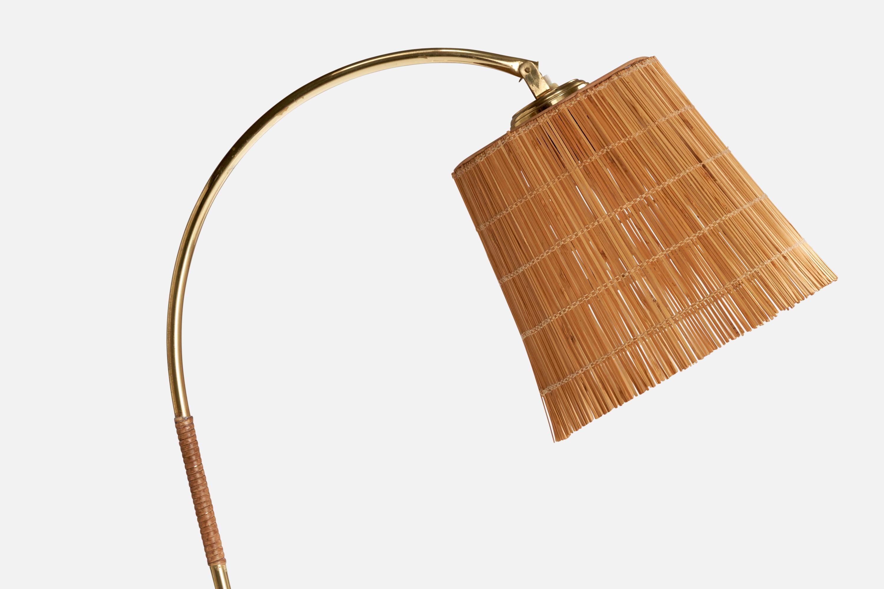 Scandinavo moderno Lampada da terra di design finlandese, ottone, rattan, canna, Finlandia, anni '50 in vendita