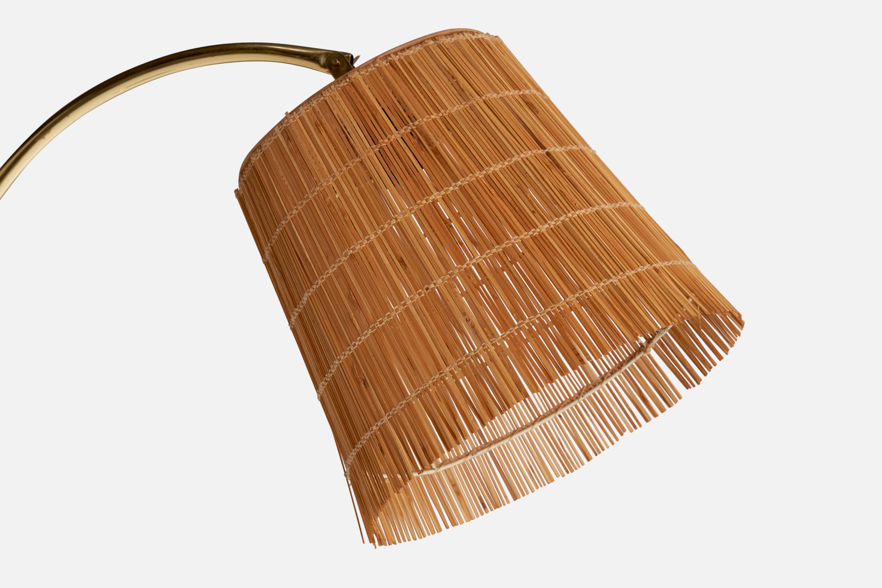 Finlandese Lampada da terra di design finlandese, ottone, rattan, canna, Finlandia, anni '50 in vendita