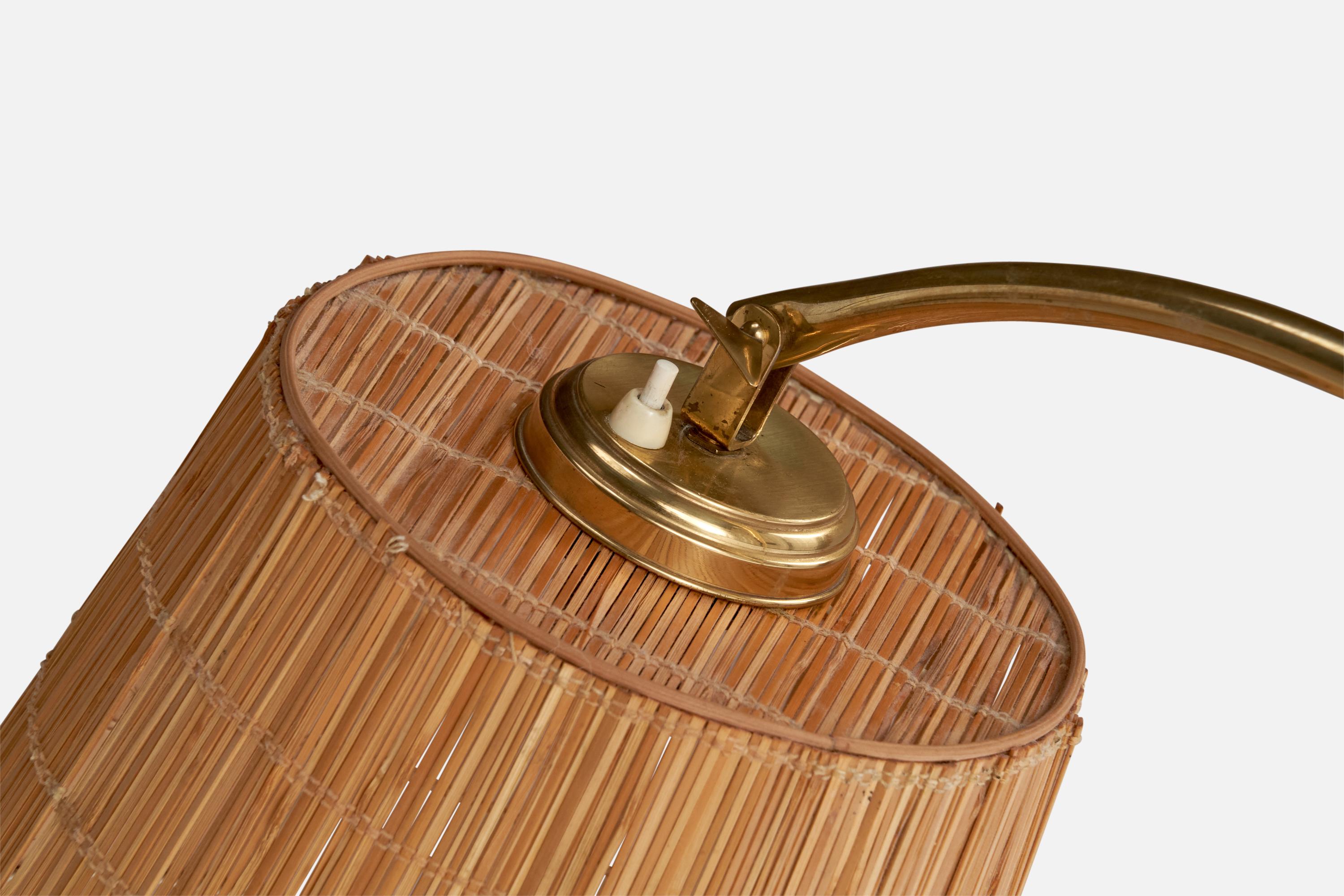 Lampada da terra di design finlandese, ottone, rattan, canna, Finlandia, anni '50 In condizioni buone in vendita a High Point, NC