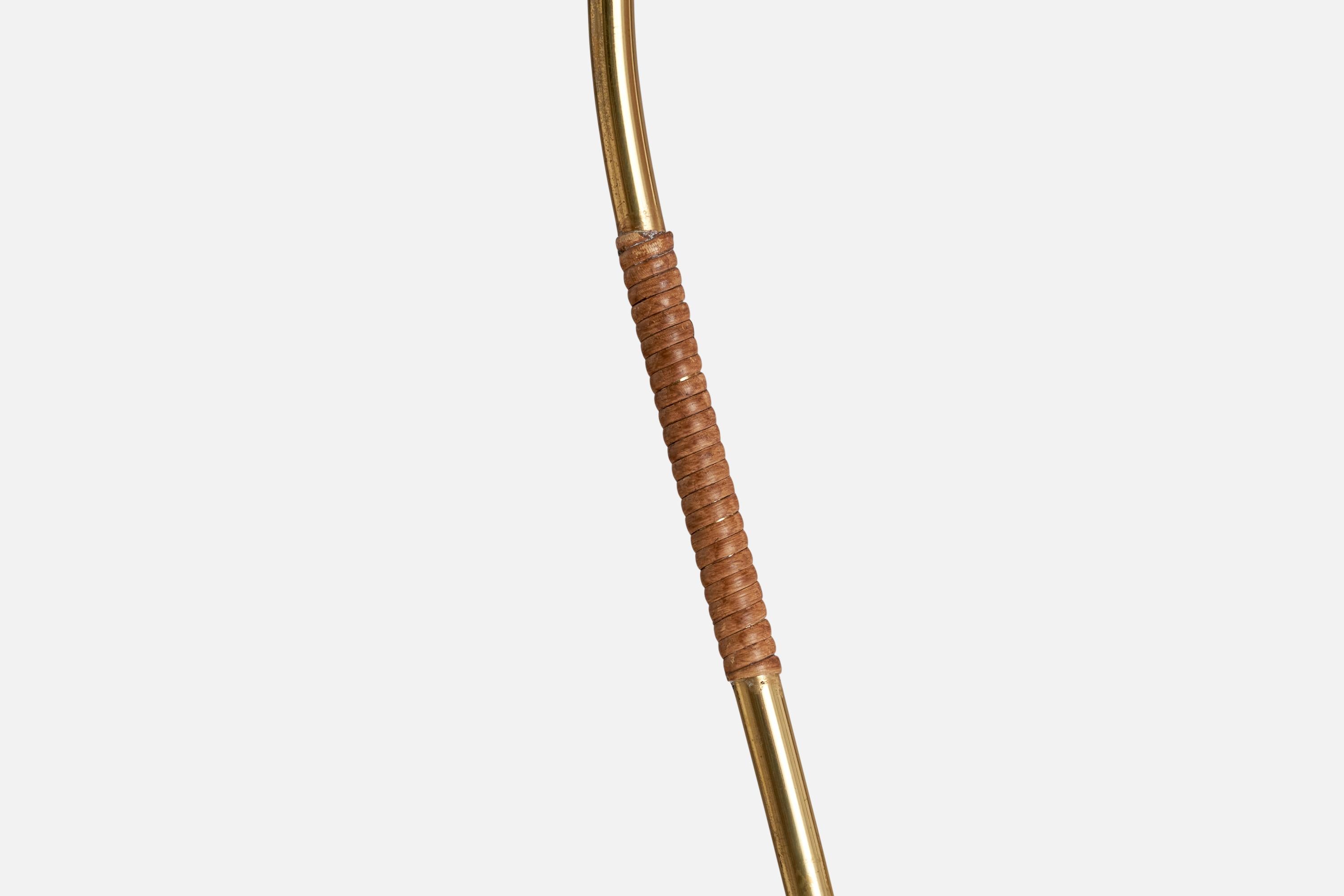 Metà XX secolo Lampada da terra di design finlandese, ottone, rattan, canna, Finlandia, anni '50 in vendita