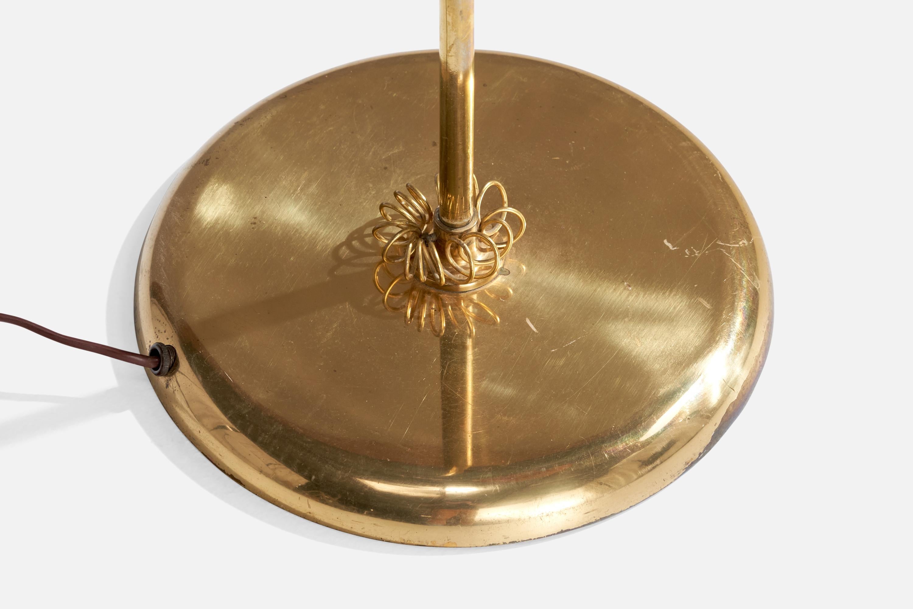 Lampada da terra di design finlandese, ottone, rattan, canna, Finlandia, anni '50 in vendita 1