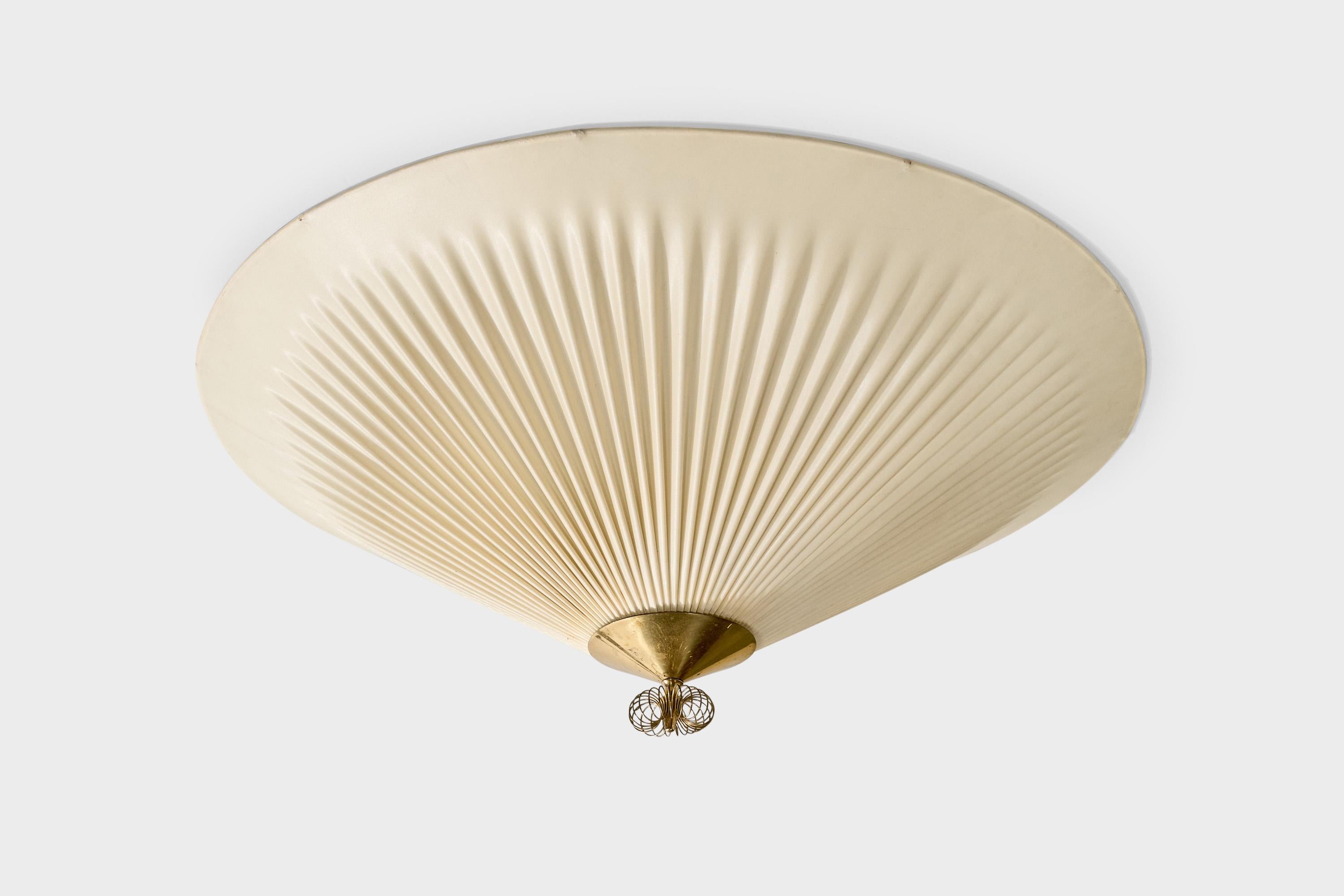 Plaque d'encastrement en tissu blanc cassé et en laiton, conçue et fabriquée en Finlande, vers les années 1950.

Tissu Vintage en bon état.

Dimensions globales (pouces) : 10