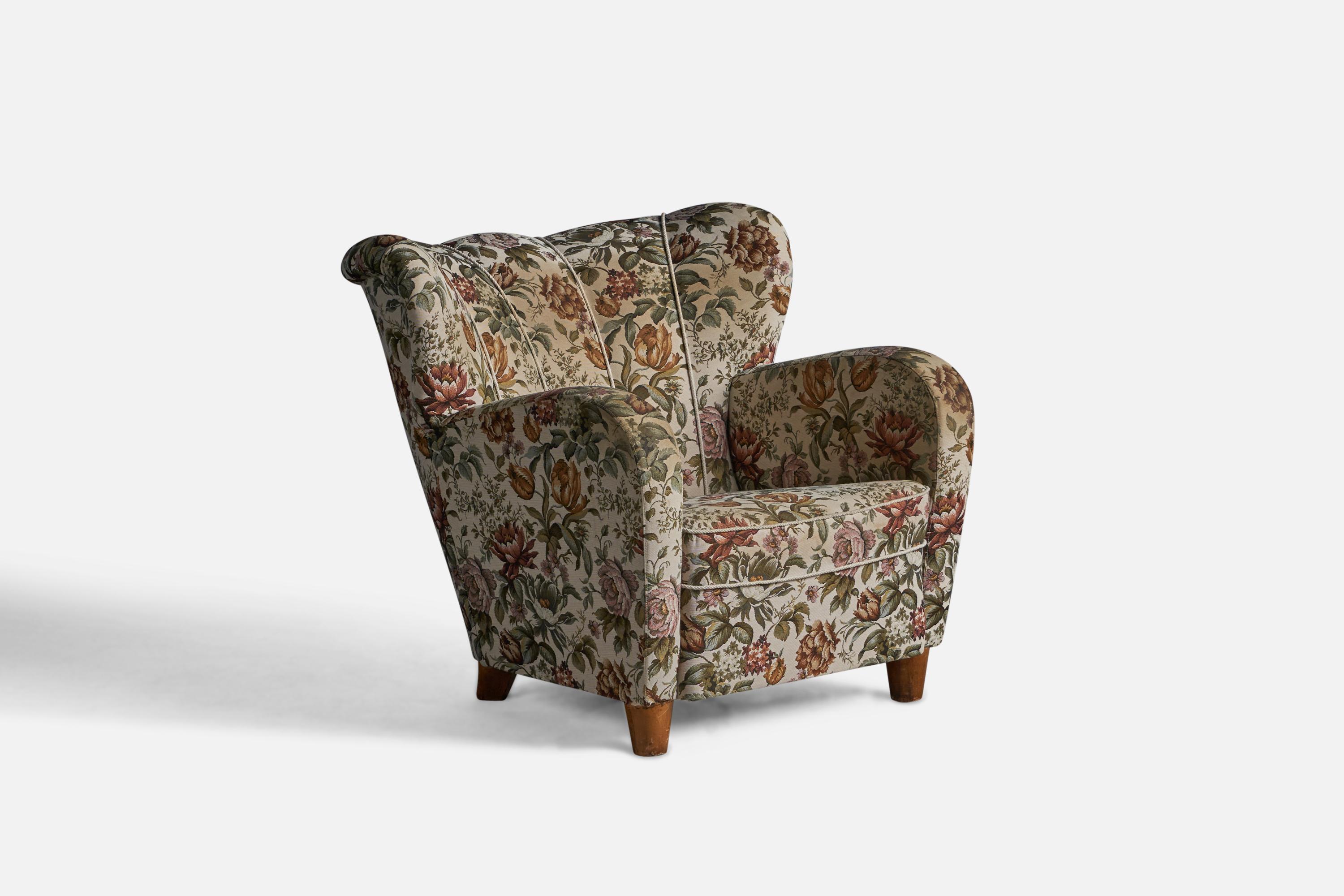 Chaise de salon en tissu imprimé floral et en bois teinté, conçue et fabriquée en Finlande dans les années 1940.
Hauteur d'assise de 14,5 pouces