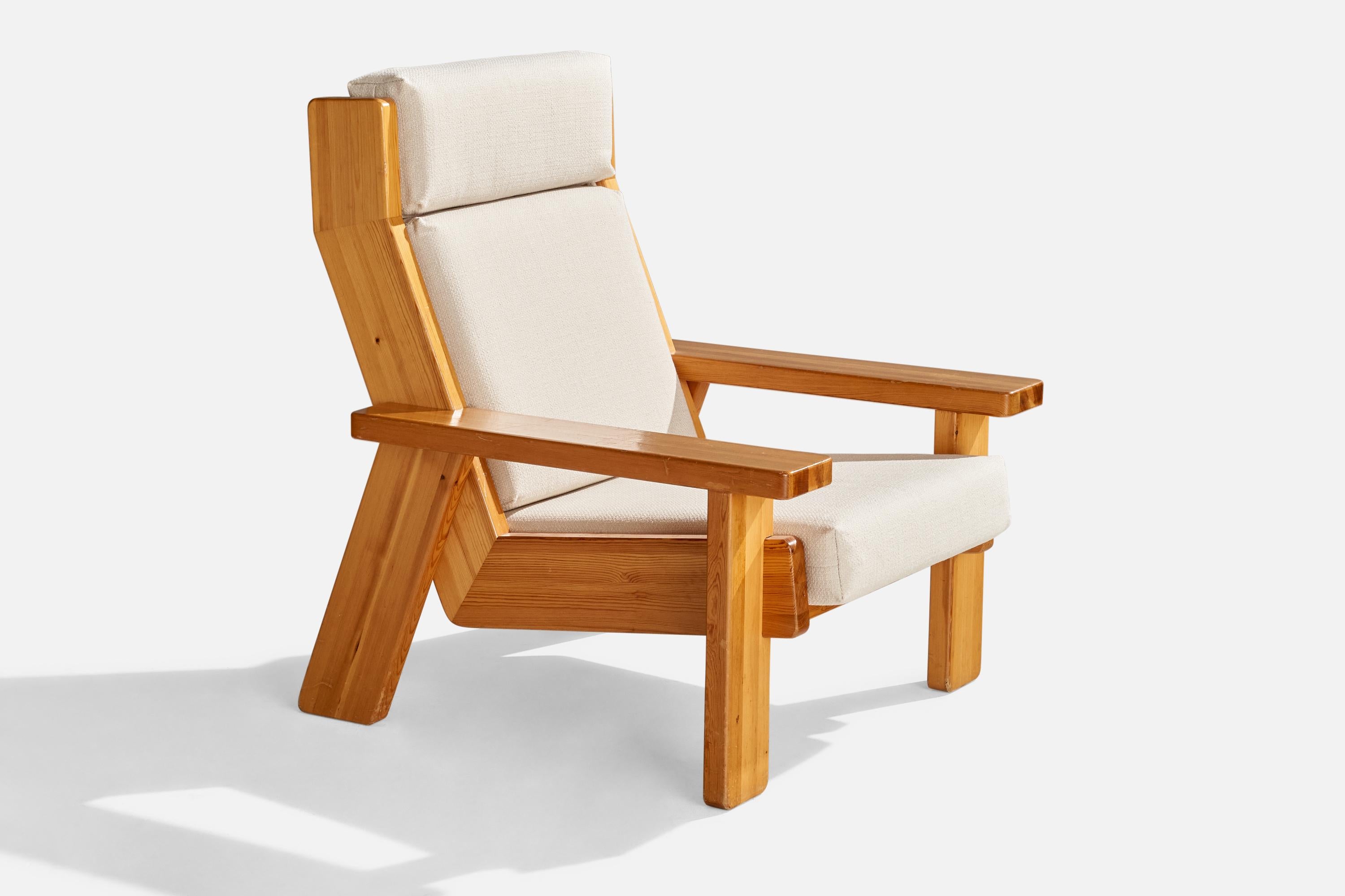 Loungesessel aus Kiefer und weißem Stoff, entworfen und hergestellt in Finnland, ca. 1970er Jahre.

Sitzhöhe: 15,75

Alle Polstermöbel können auf Wunsch gegen eine zusätzliche Gebühr neu gepolstert werden. Die Lieferzeiten betragen zusätzlich 1-3