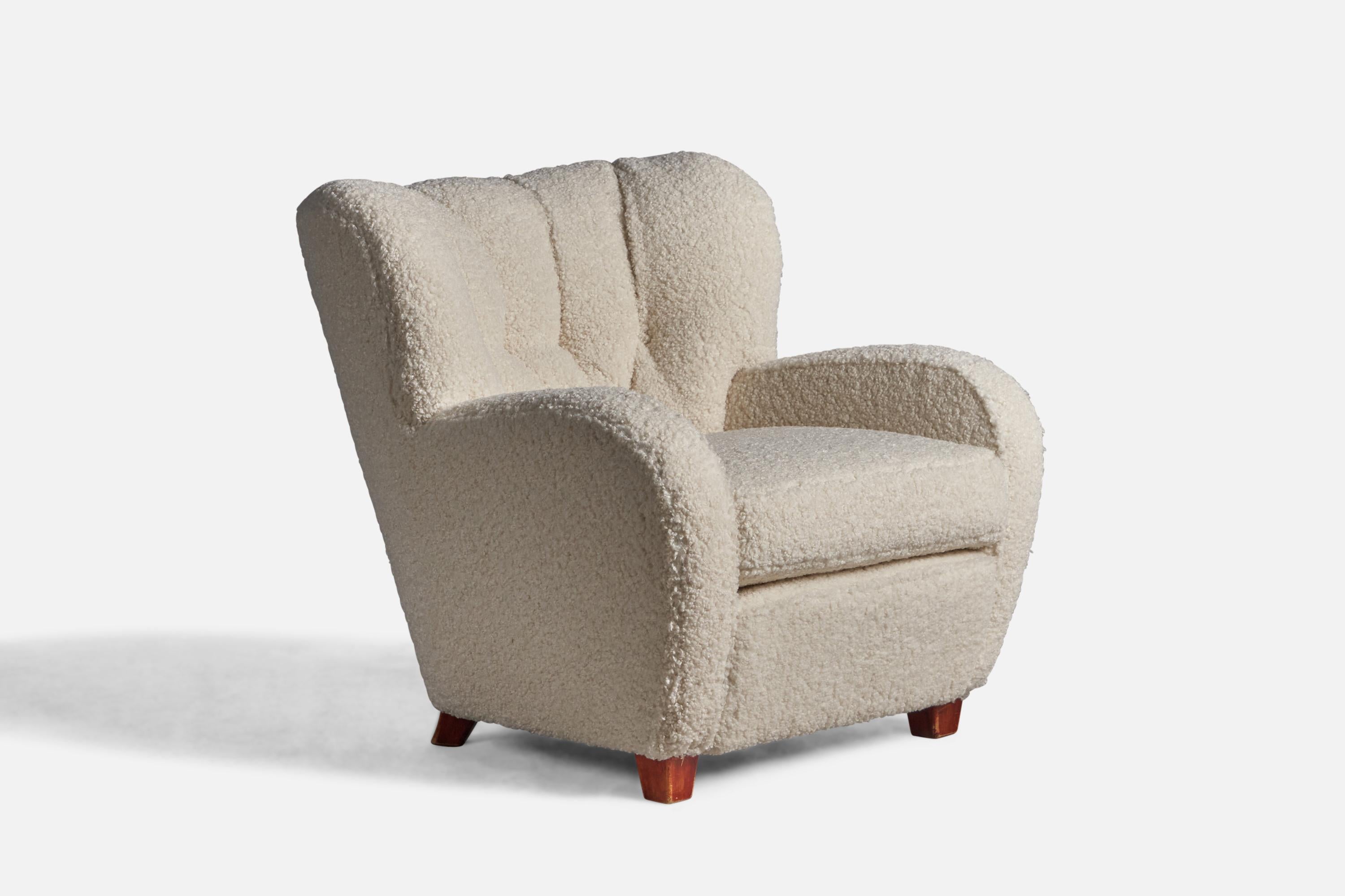 Loungesessel aus Holz und cremefarbenem Bouclé, entworfen und hergestellt in Finnland, 1940er Jahre.

17