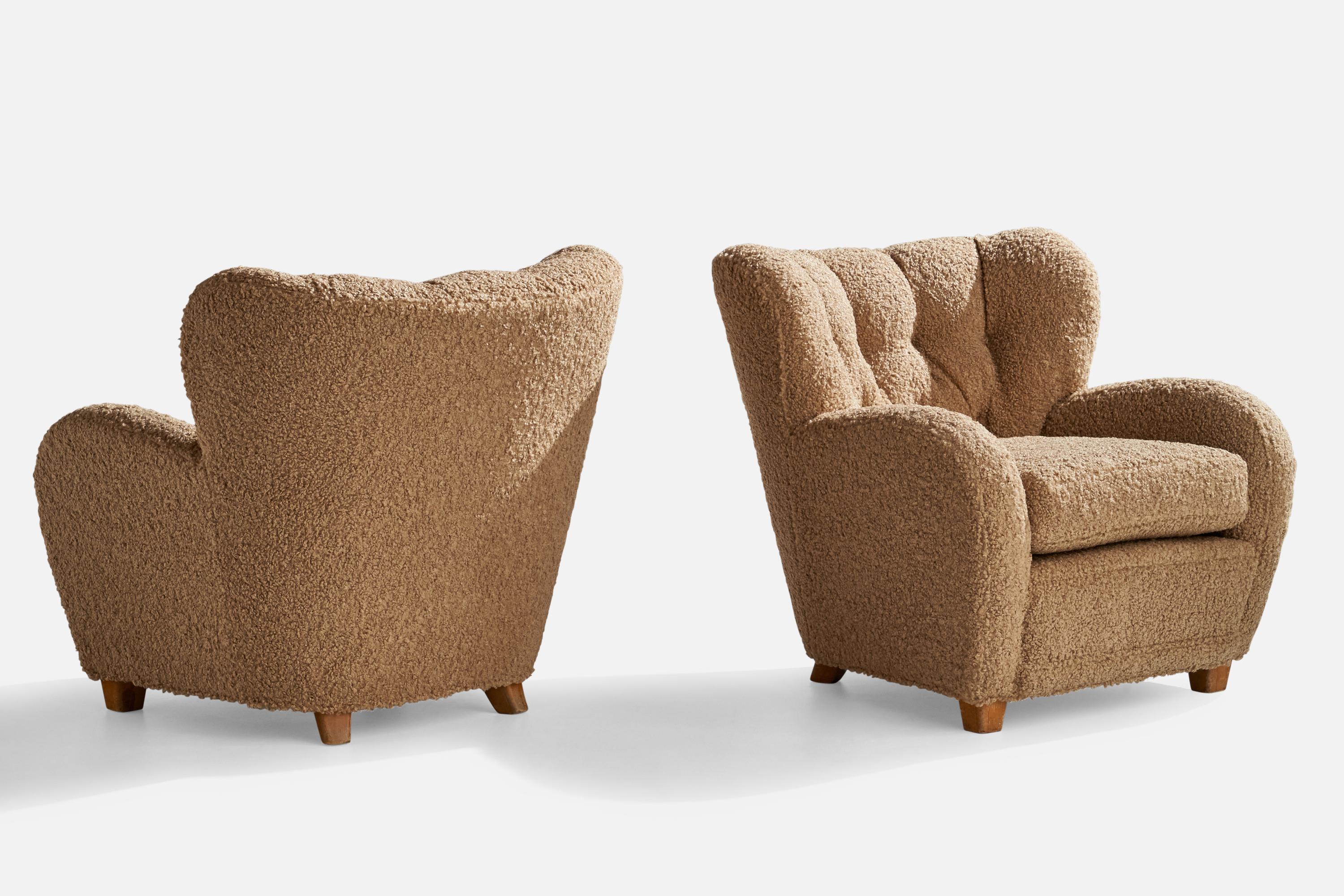 A pair of brown beige bouclé fabric and dark-stained birch lounge chairs designed and produced in Finland, 1940s.

Seat height: 18”