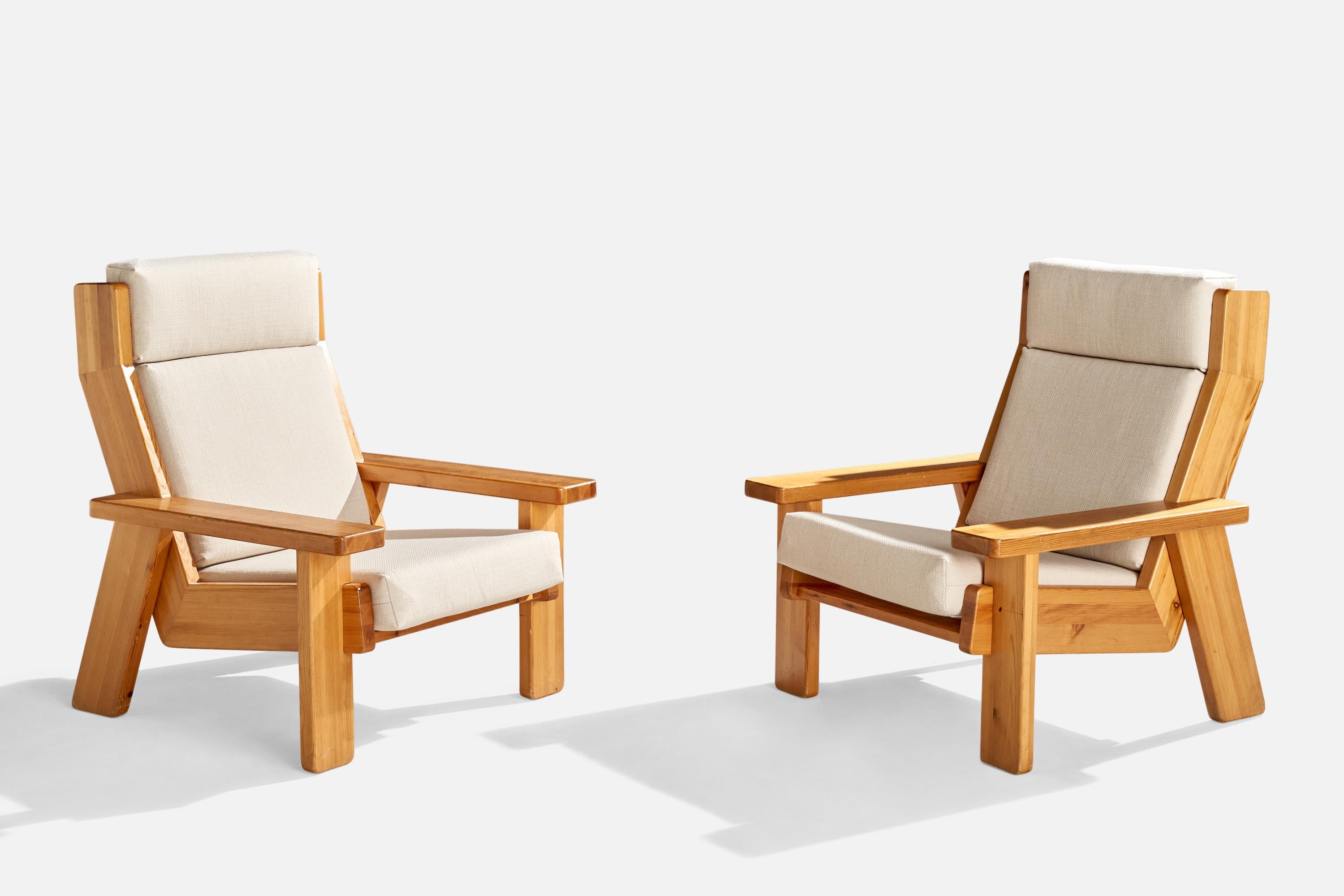 Paire de chaises longues en pin et tissu blanc, conçues et produites en Finlande, C.C. 1970.

Hauteur d'assise : 15,75

Tous les meubles rembourrés peuvent être retapissés sur demande, moyennant un supplément. Les délais de livraison sont de 1 à 3
