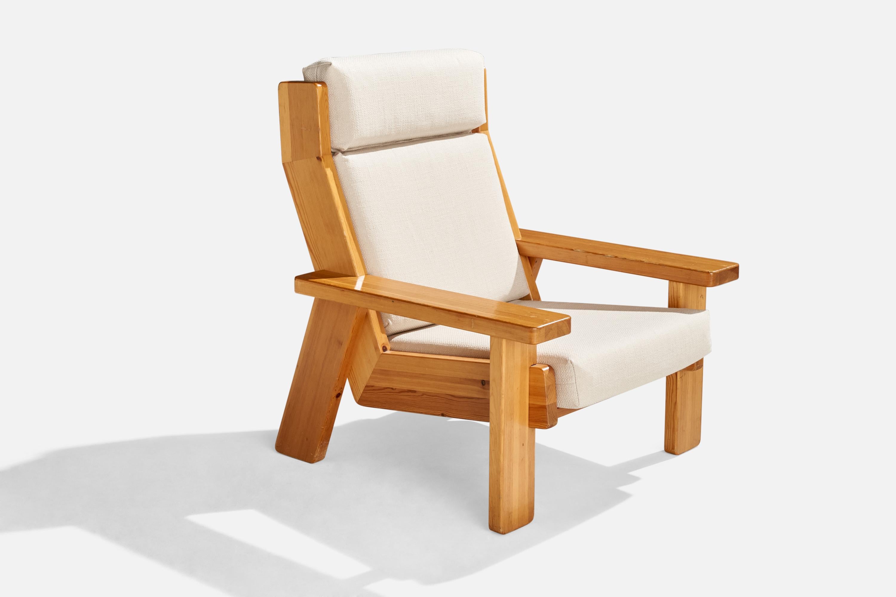 Finnish Designer, Lounge Chairs, Pine, Fabric, Finland, 1970s In Good Condition For Sale In High Point, NC