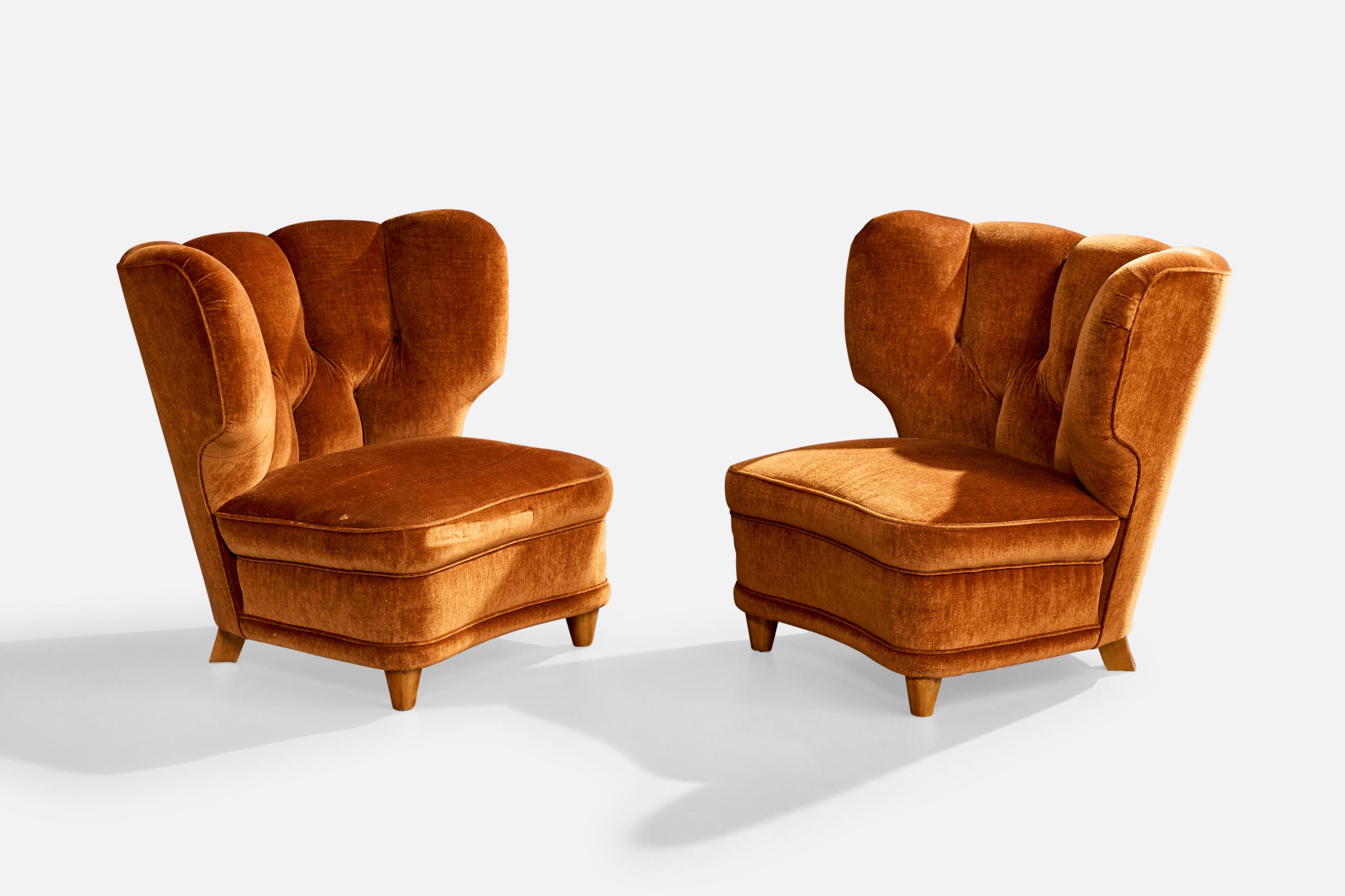 Ein Paar orangefarbene Sessel aus Samt und Holz, entworfen und hergestellt in Finnland, ca. 1940er Jahre.

Vintage-Stoff, Neupolsterung empfohlen.

Gesamtabmessungen (Zoll): 32,0 