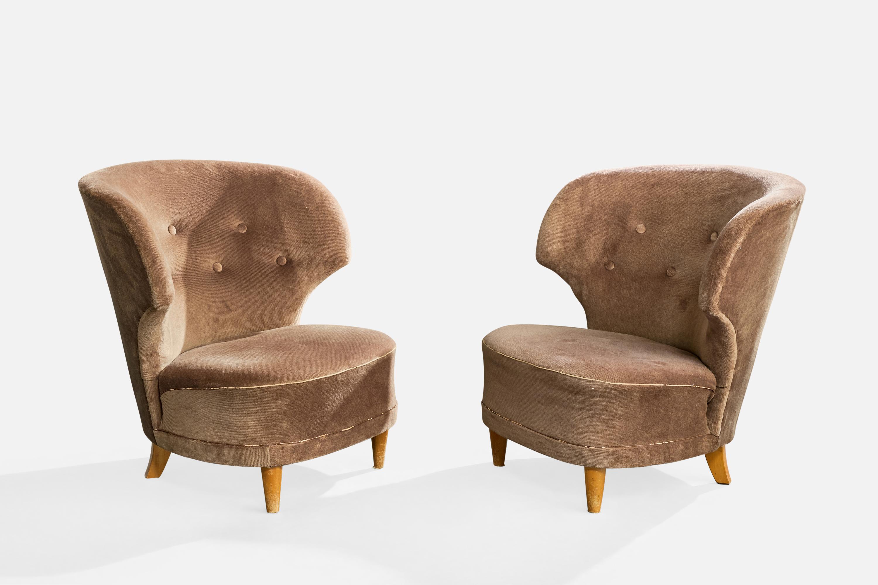 Paire de chaises longues en bois et velours brun, conçues et fabriquées en Finlande, C.C.

Rembourrage recommandé.

La garniture du tissu présente une usure modérée à importante sur les deux.

Légère usure du tissu sur l'ensemble ; l'un d'entre eux