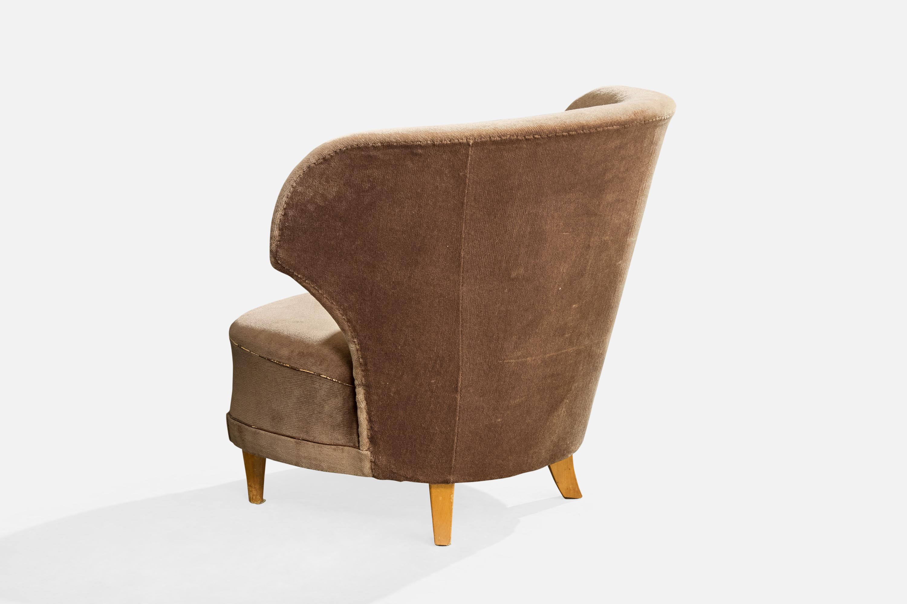 Milieu du XXe siècle Designer finlandais, fauteuils de salon, velours, bois, Finlande, années 1950 en vente