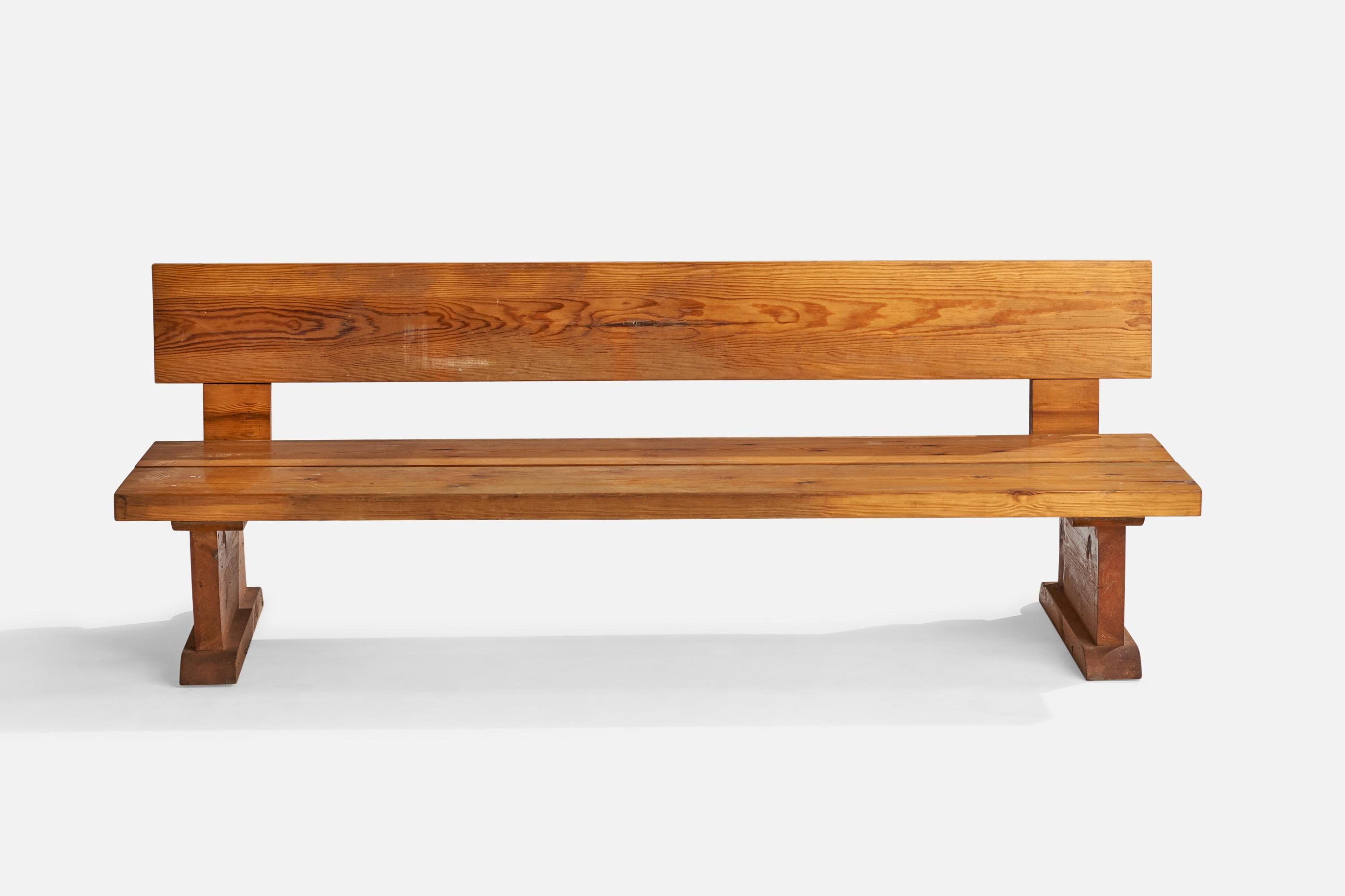 Finnish Designer, Low Bench, Pine, Finland, 1970s In Good Condition For Sale In High Point, NC