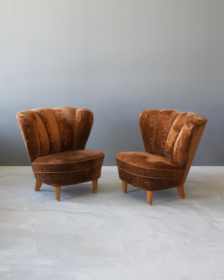 A pair of organic modernist lounge chairs / slipper chairs. Designed and produced in Finland, 1940s. In vintage velvet fabric.

 
