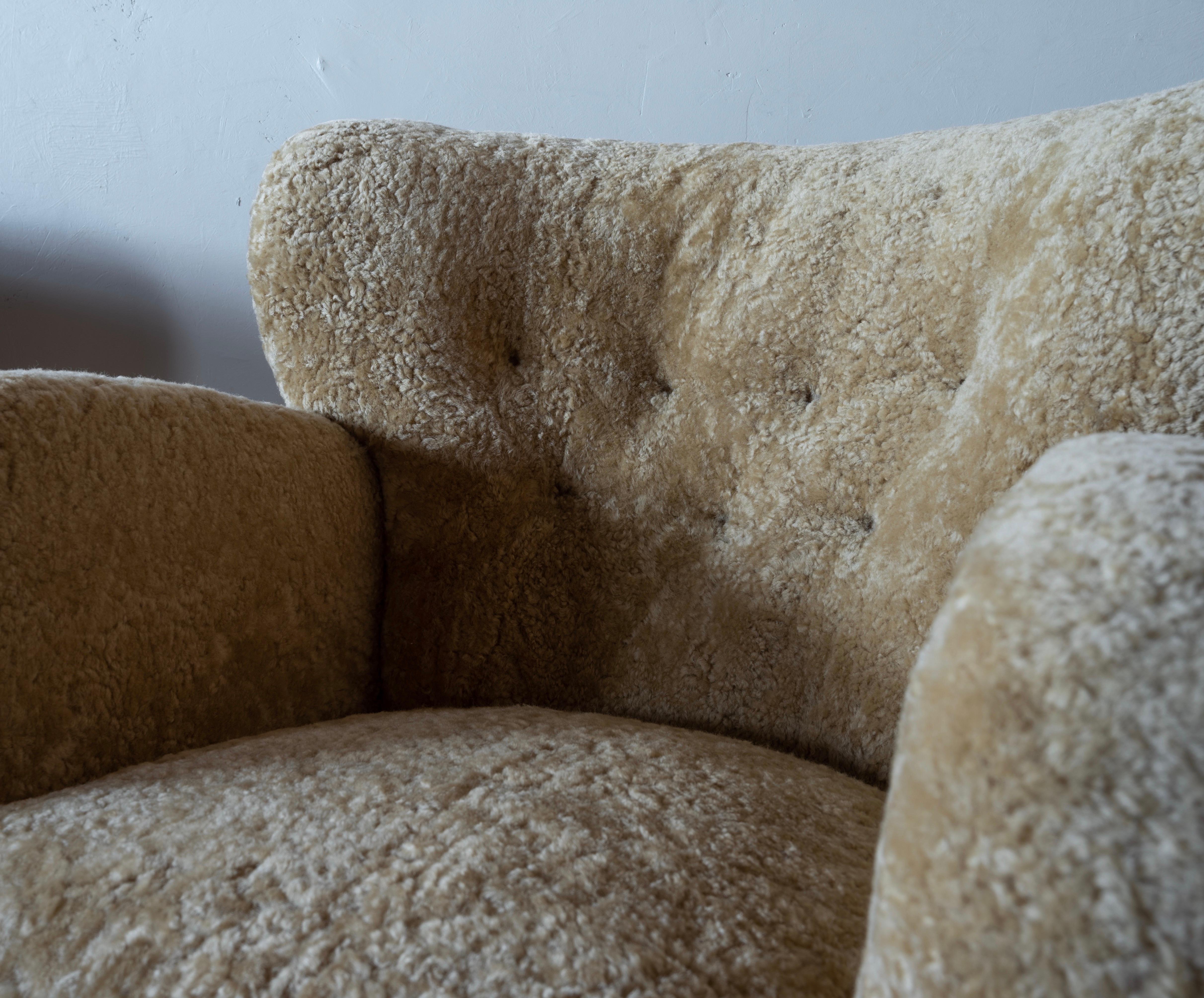 Mid-20th Century Finnish Designer, Organic Lounge Chairs, Beige Sheepskin, Wood, Finland, 1940s