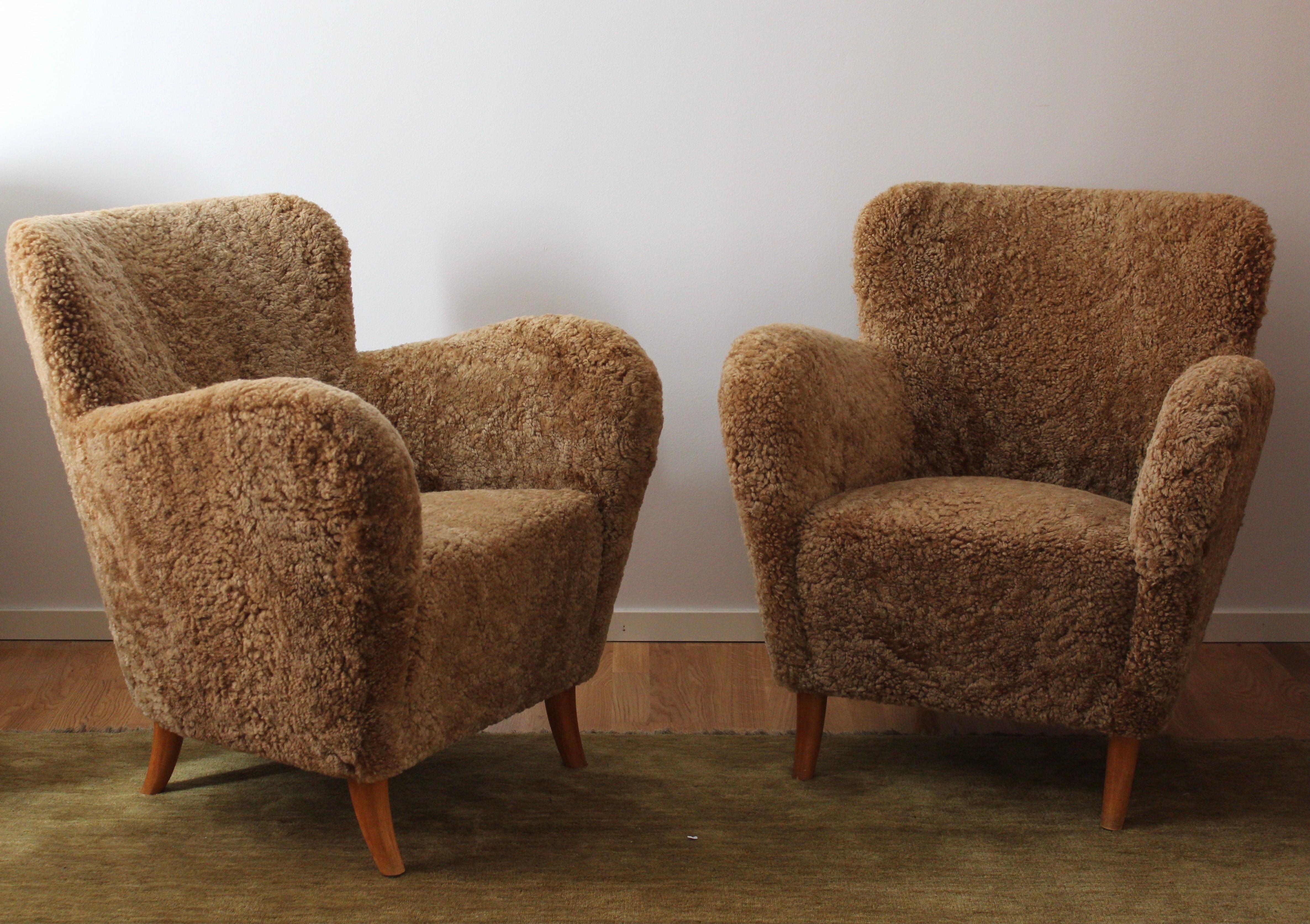 A pair of organic modernist lounge chairs. Designed and produced in Finland, 1940s. Reupholstered in brand new authentic shearling upholstery. 

Similar in style to works by designers such as Flemming Lassen, Gio Ponti, Vladimir Kagan, Philip