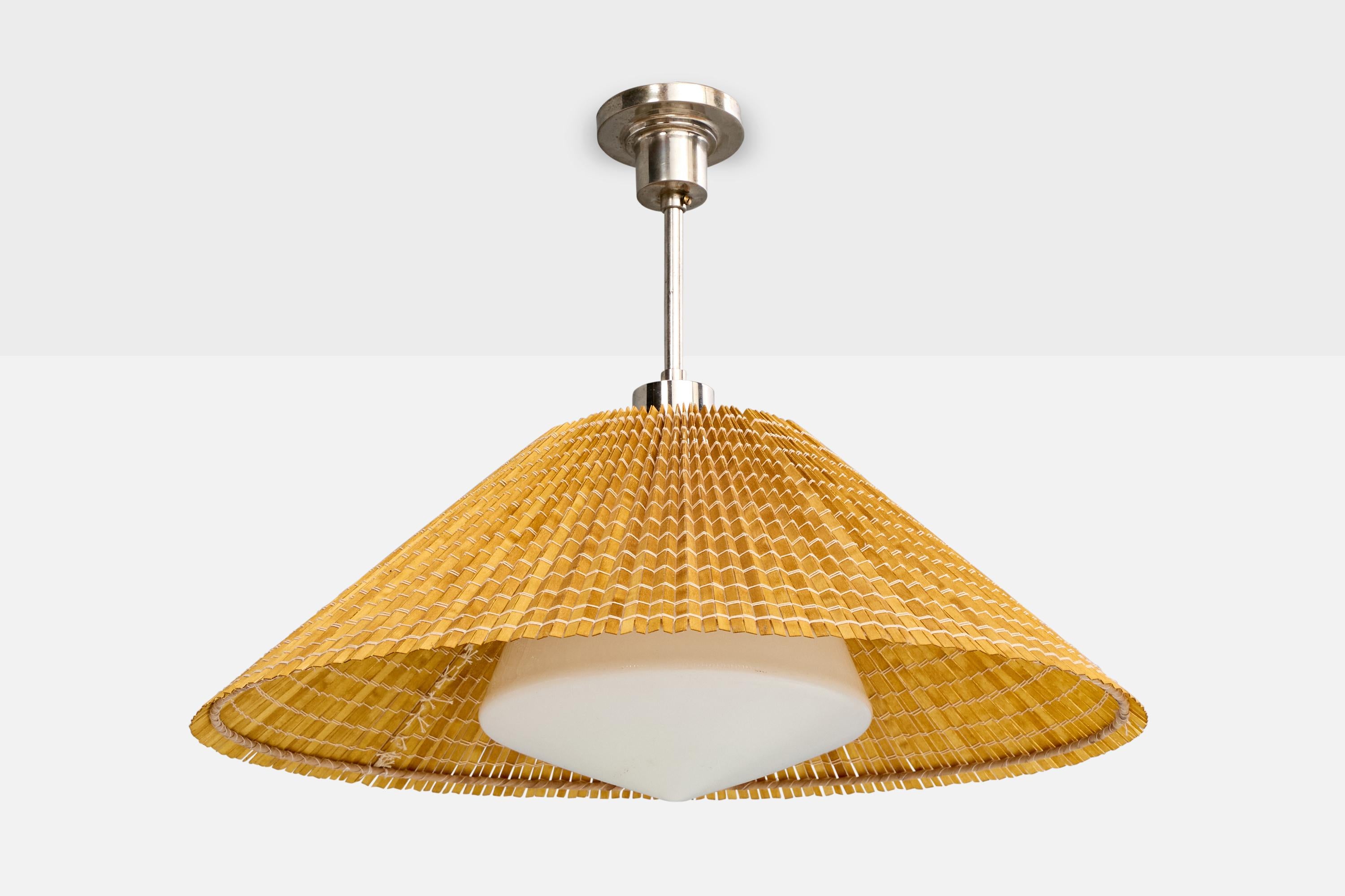 Lampada a sospensione in metallo nichelato, vetro opalino bianco e canna intrecciata progettata e prodotta in Finlandia, anni '30 circa.

Dimensioni complessive (pollici): 18,75 