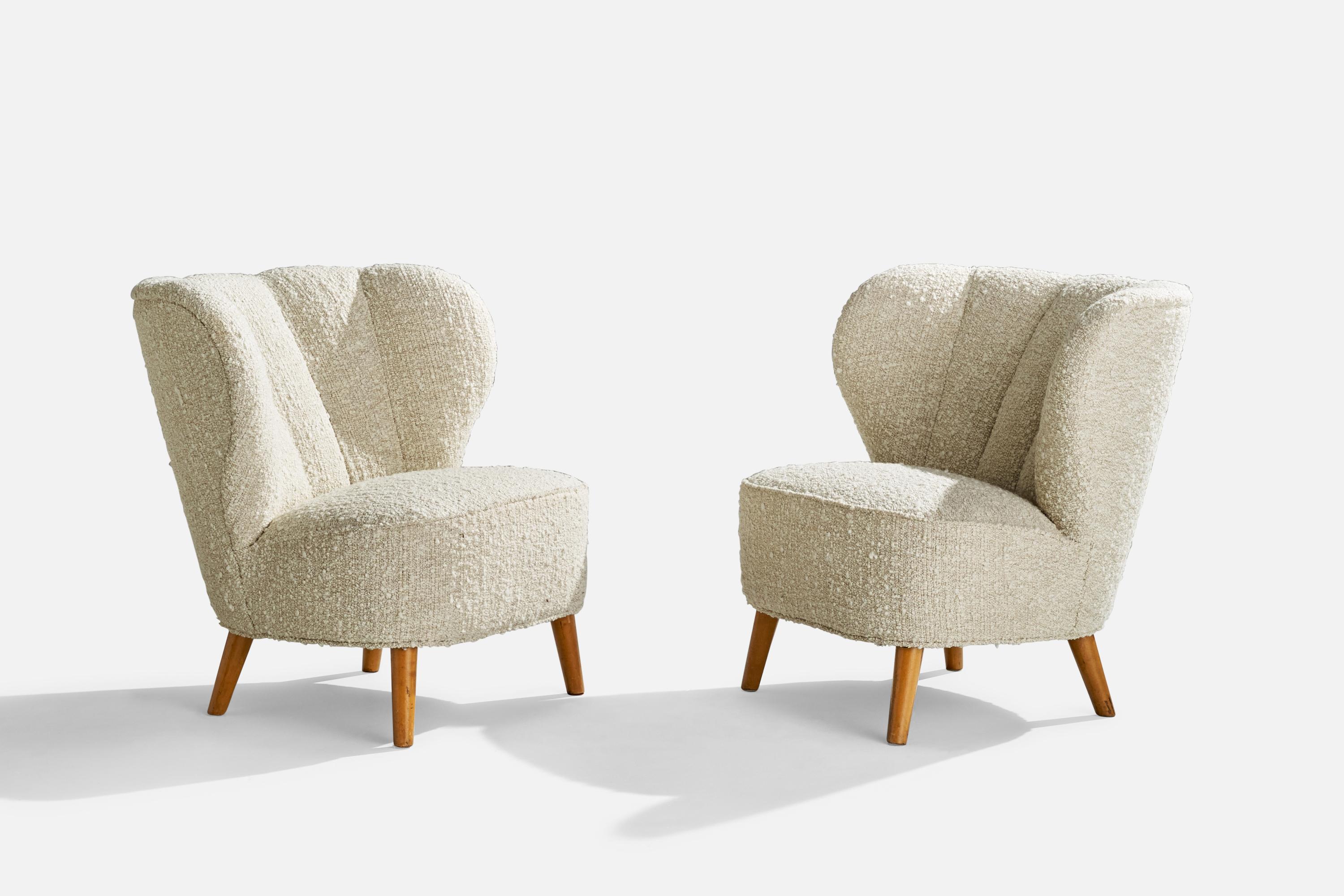 A pair of white bouclé fabric and birch slipper lounge chairs designed and produced in Finland, 1940s.

Seat height 16”.
