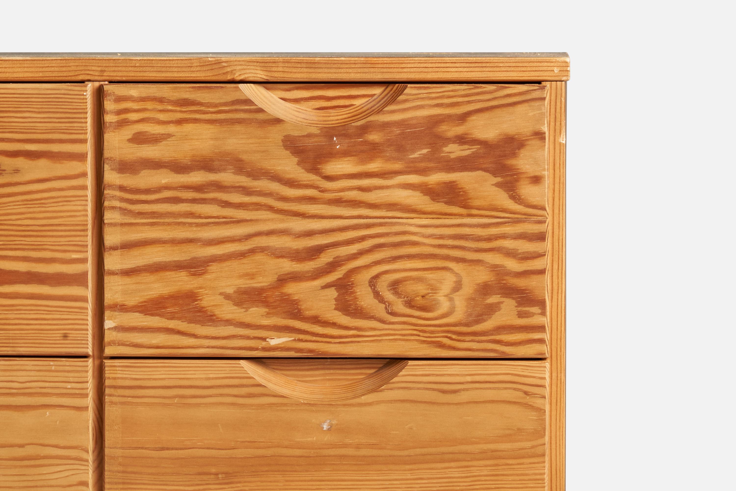Finnish Designer, Small Chest of Drawers, Pine, Finland, 1970s In Good Condition For Sale In High Point, NC