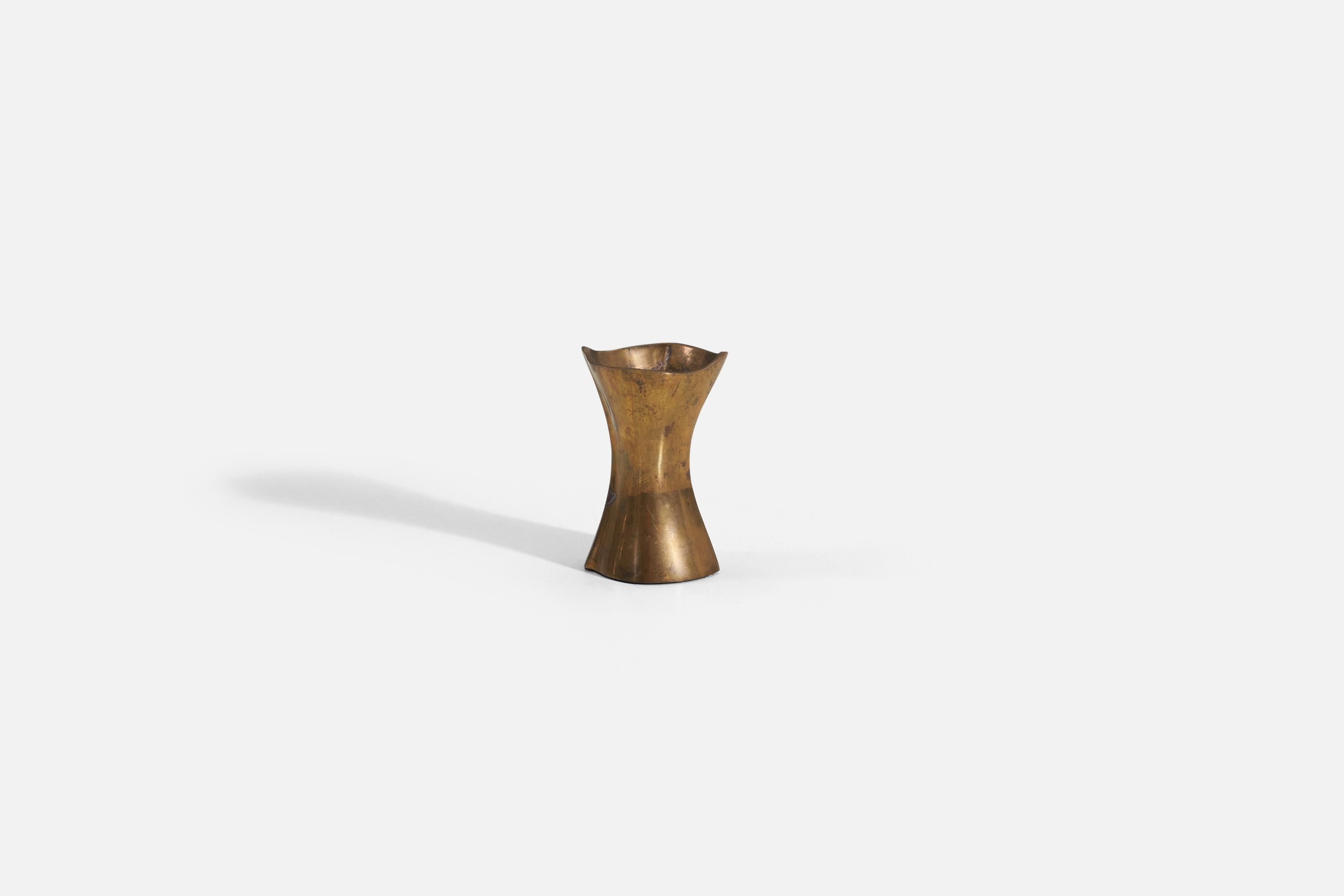 Finnish Designer, Small Freeform Vase, Brass, Finland, 1950s For Sale 1