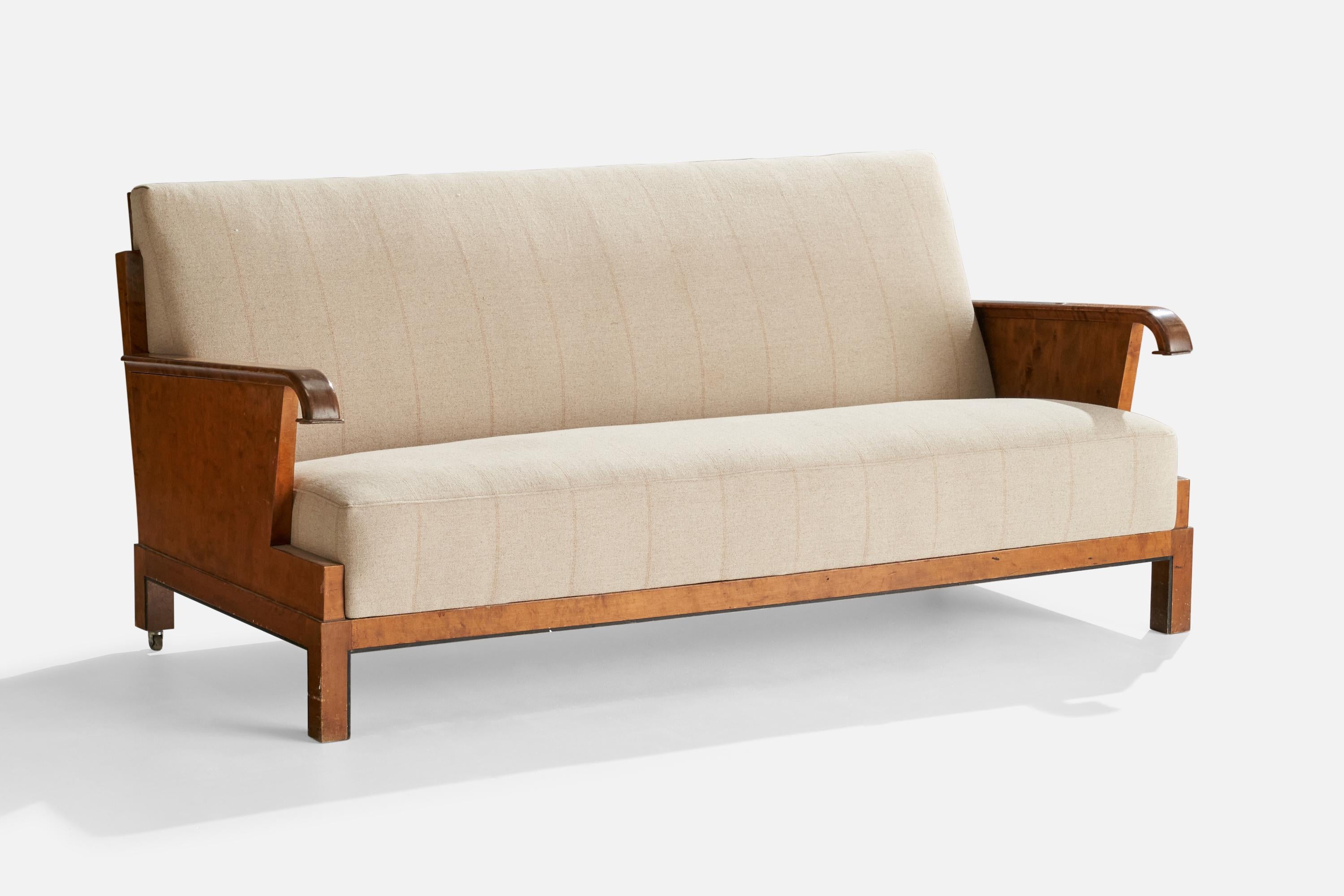 Ein Sofa aus Birke, cremefarbenem Stoff und Metall, entworfen in Finnland, 1930er Jahre.

Sitzhöhe 16