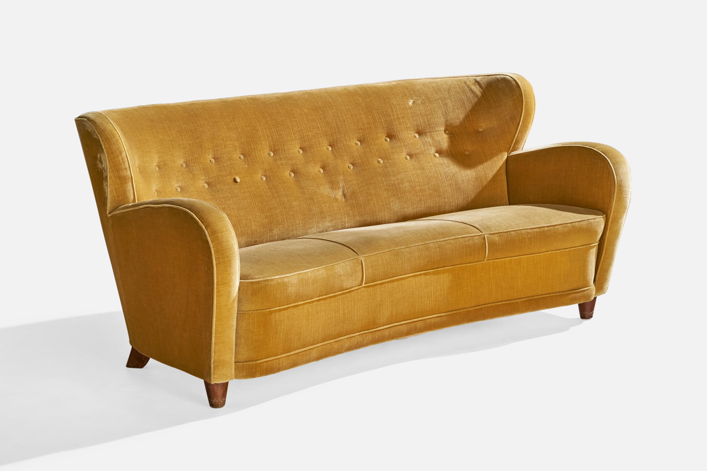 Canapé en bois et velours jaune conçu et produit en Finlande, C.C. 1940.

Dimensions : 30