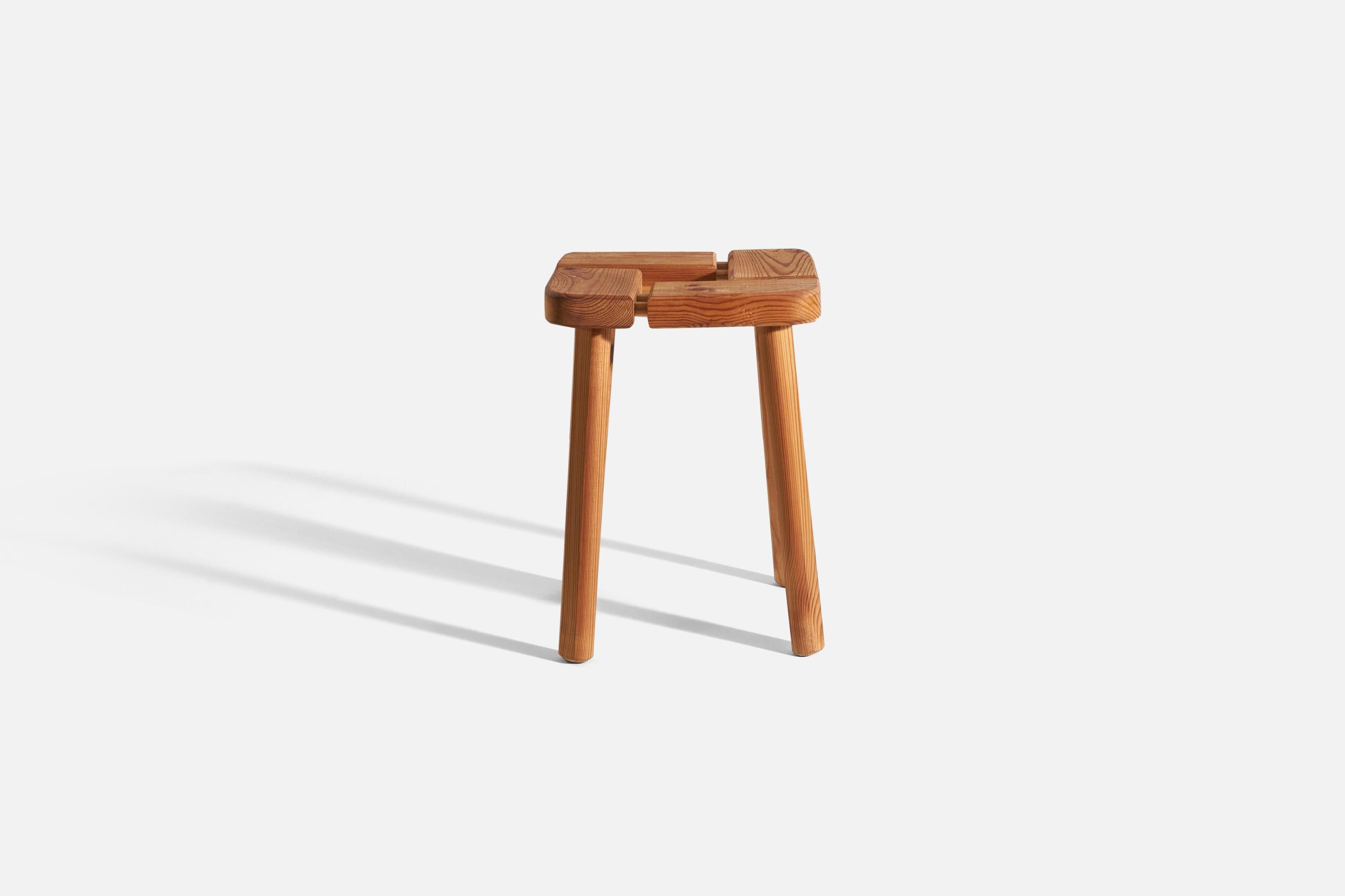 Tabouret en pin conçu et produit par un designer finlandais, Finlande, années 1970.