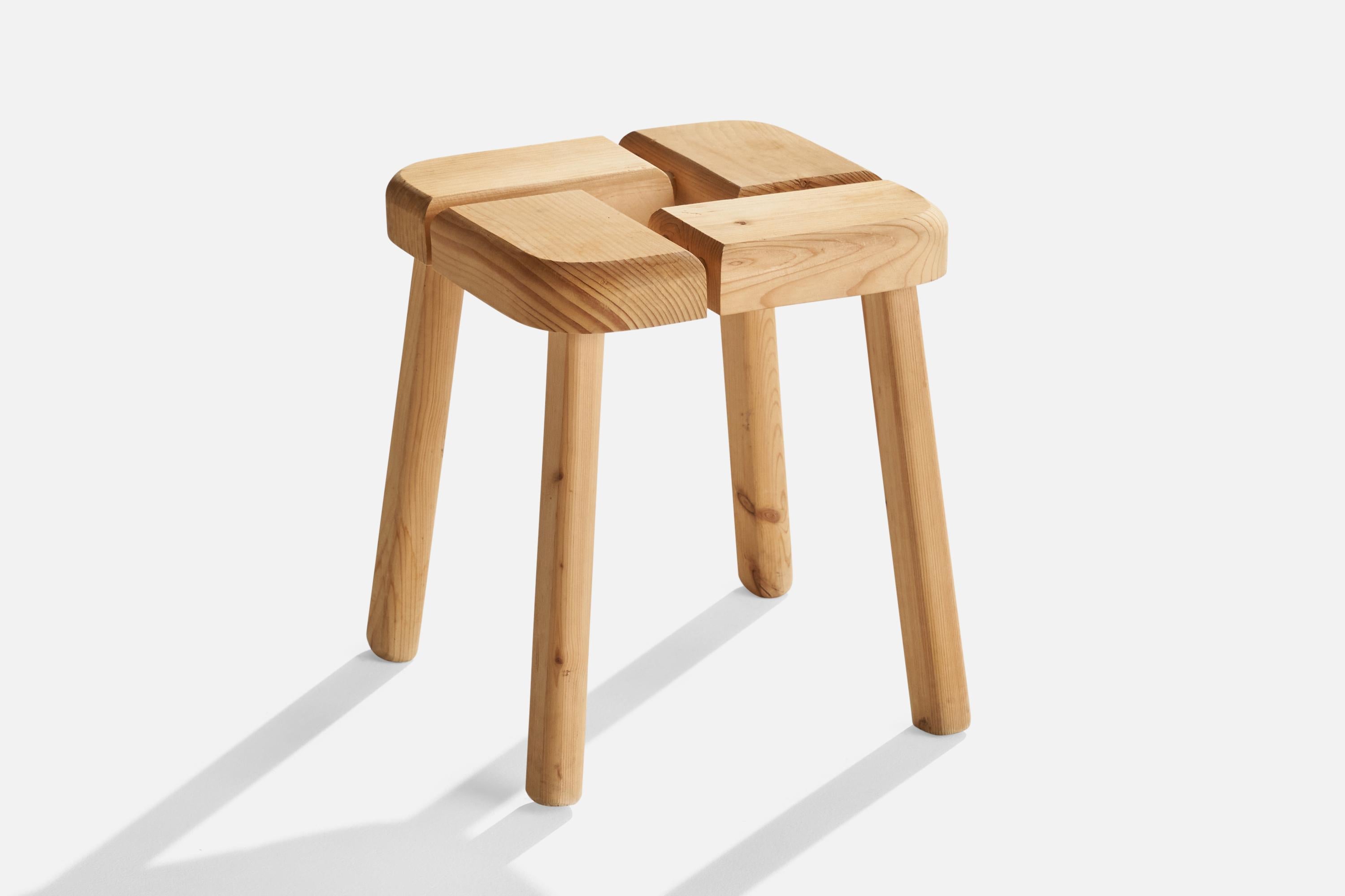 Hocker aus Kiefernholz, entworfen und hergestellt in Finnland, ca. 1970er Jahre.
