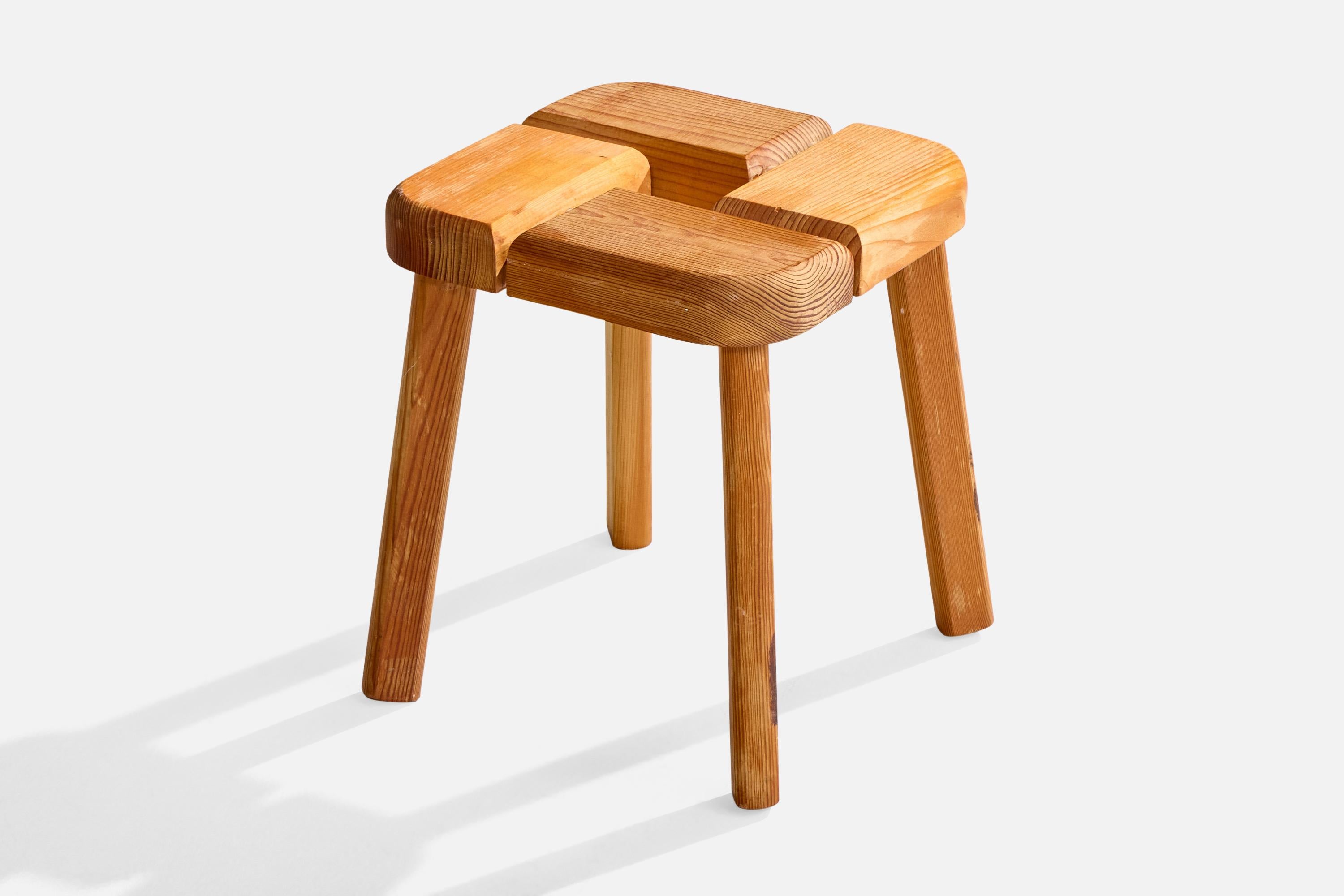 Hocker aus Kiefernholz, entworfen und hergestellt in Finnland, ca. 1970er Jahre.

Gesamtabmessungen (Zoll): 13,75 