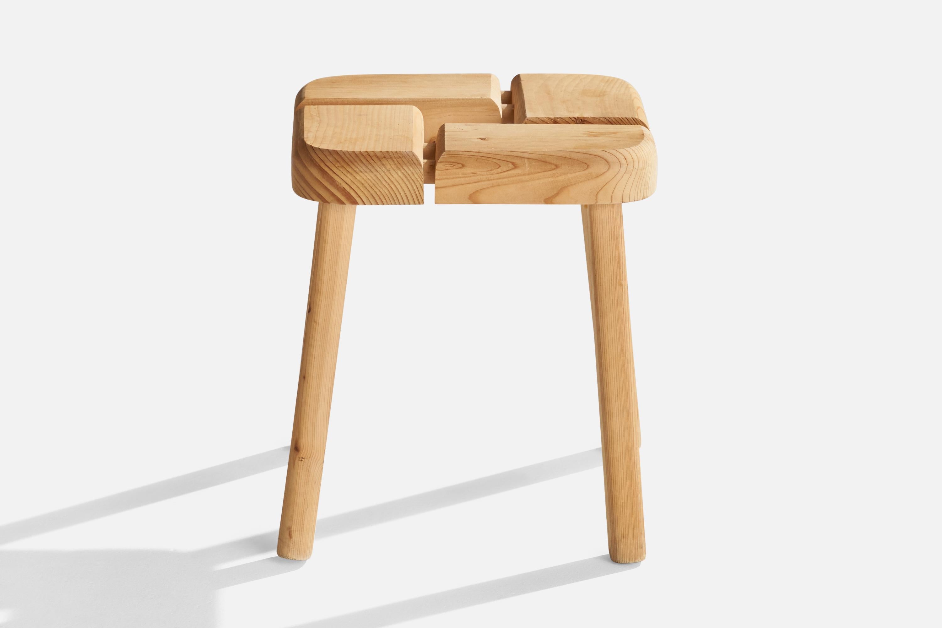 Finnischer Designer, Hocker, Kiefernholz, Finnland, 1970er Jahre im Zustand „Gut“ im Angebot in High Point, NC