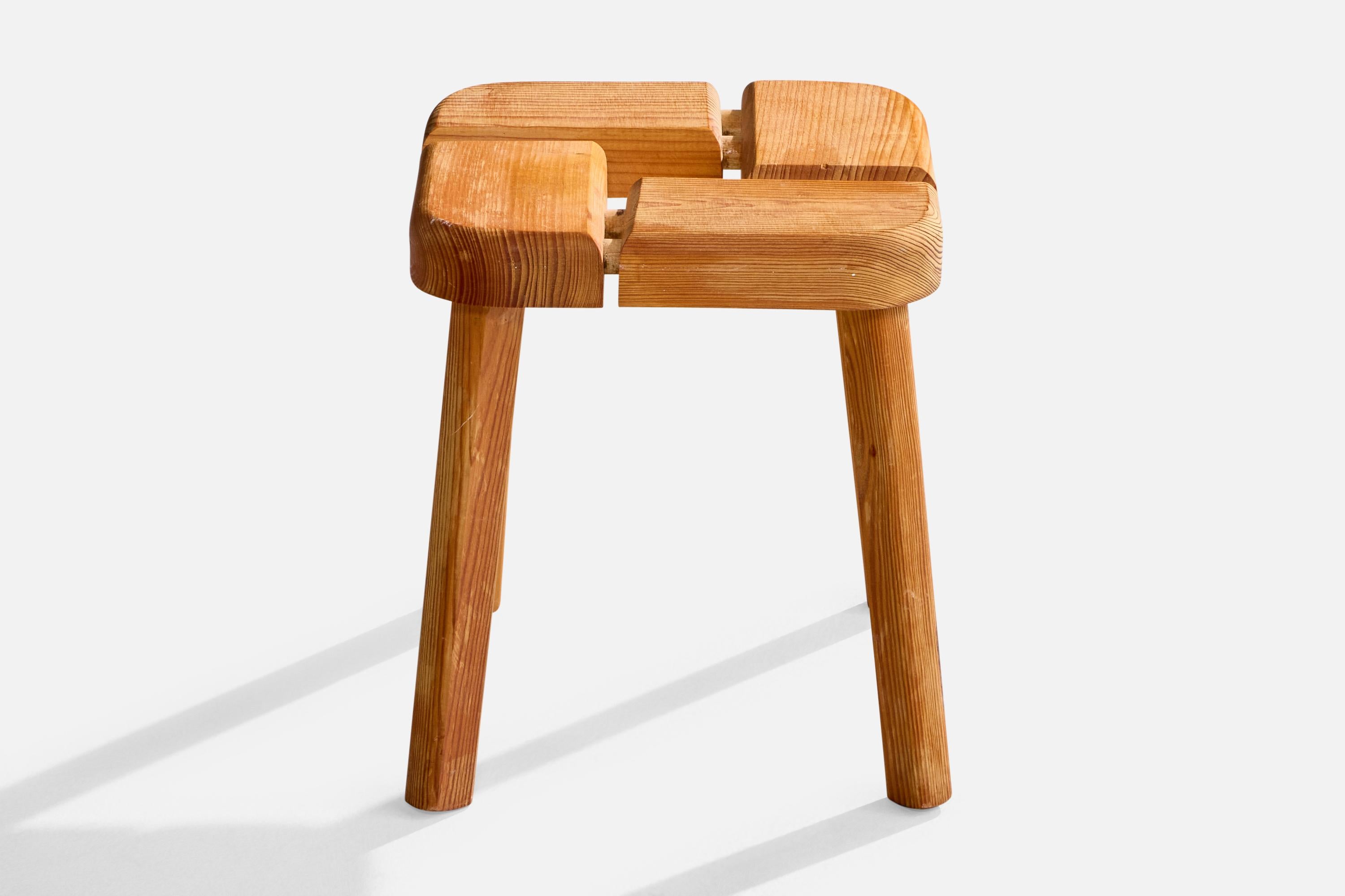 Finnischer Designer, Hocker, Kiefernholz, Finnland, 1970er Jahre (Moderne der Mitte des Jahrhunderts) im Angebot