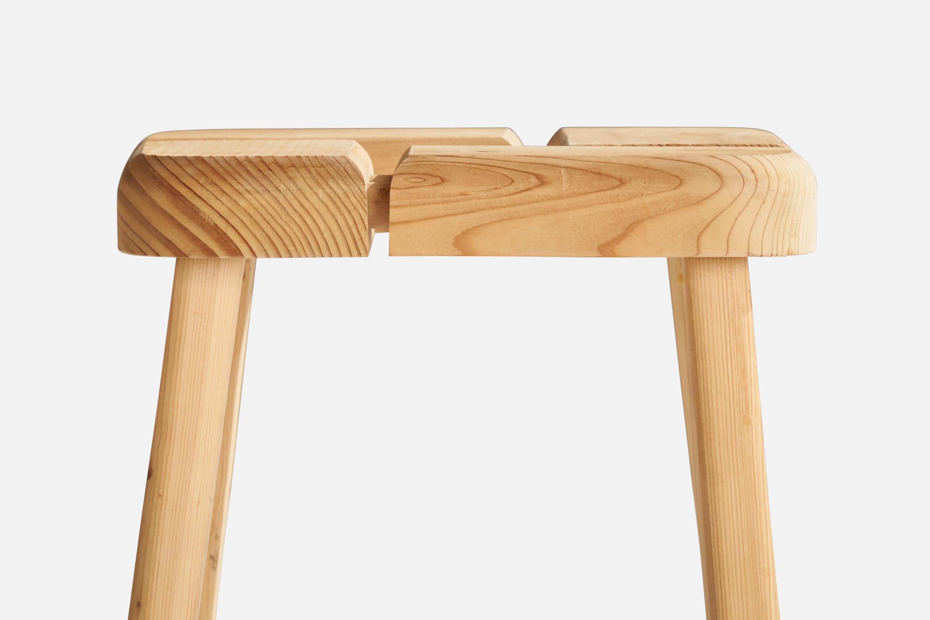 Finnischer Designer, Hocker, Kiefernholz, Finnland, 1970er Jahre (Ende des 20. Jahrhunderts) im Angebot