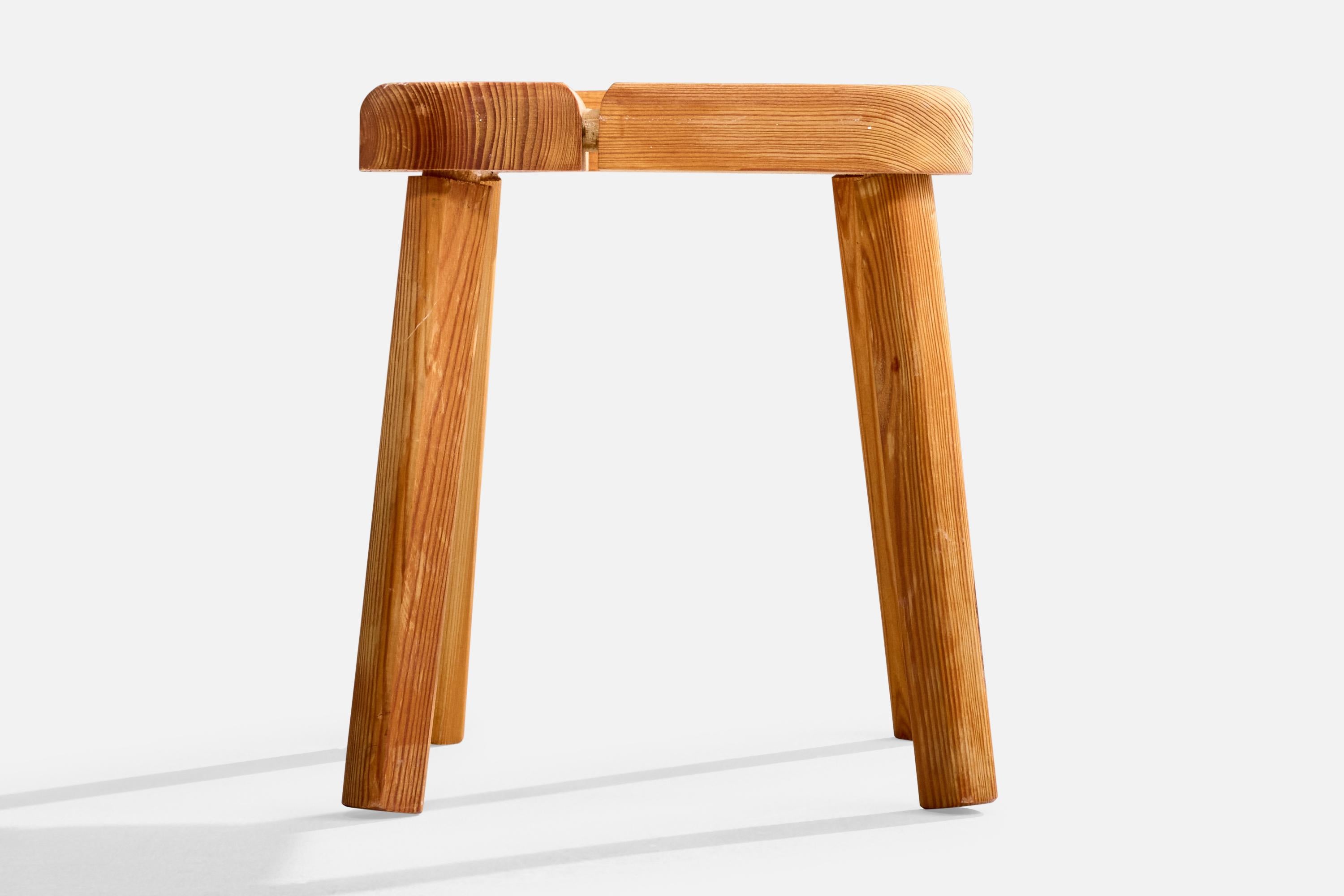 Finnischer Designer, Hocker, Kiefernholz, Finnland, 1970er Jahre im Zustand „Gut“ im Angebot in High Point, NC
