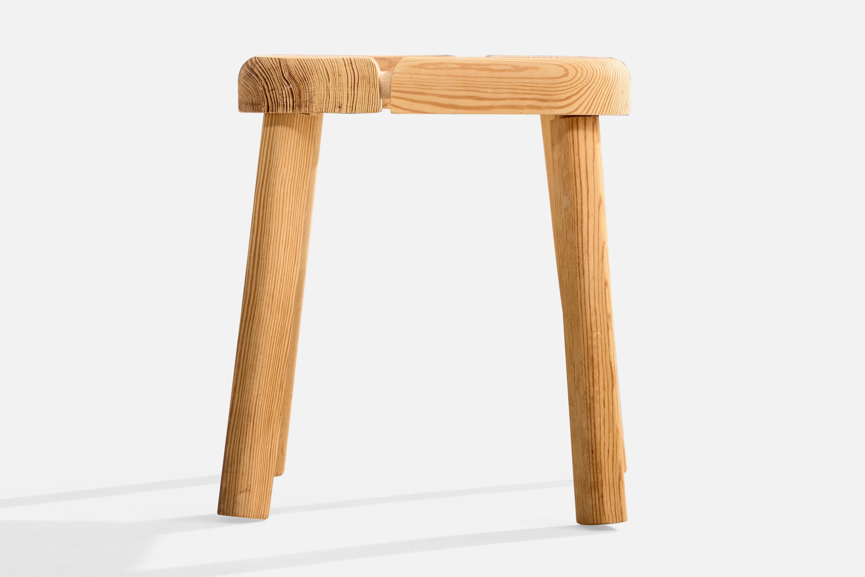 Finnish Designer, Stool, Pine, Finland, 1970s In Good Condition For Sale In High Point, NC