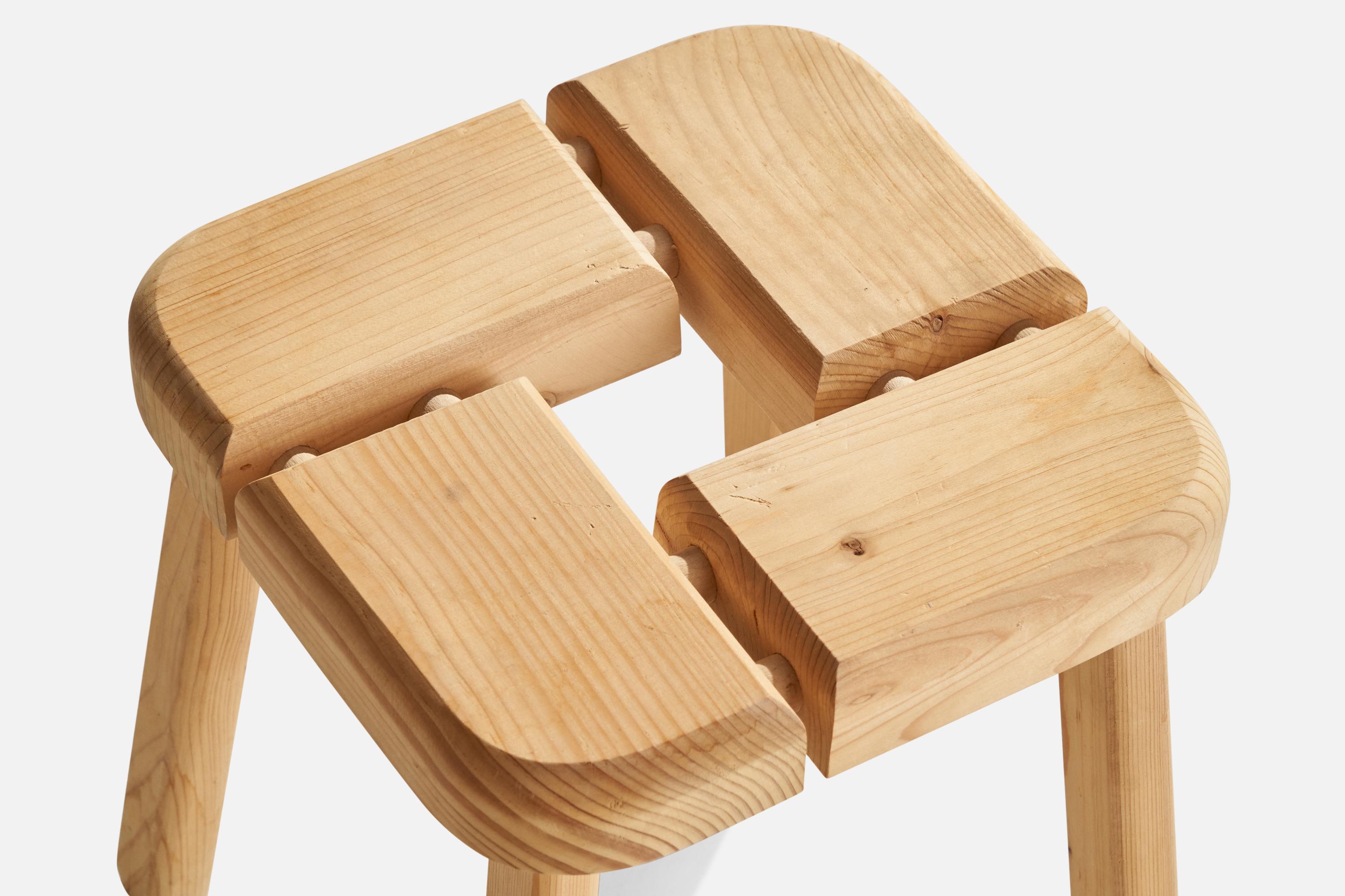 Finnischer Designer, Hocker, Kiefernholz, Finnland, 1970er Jahre im Angebot 1