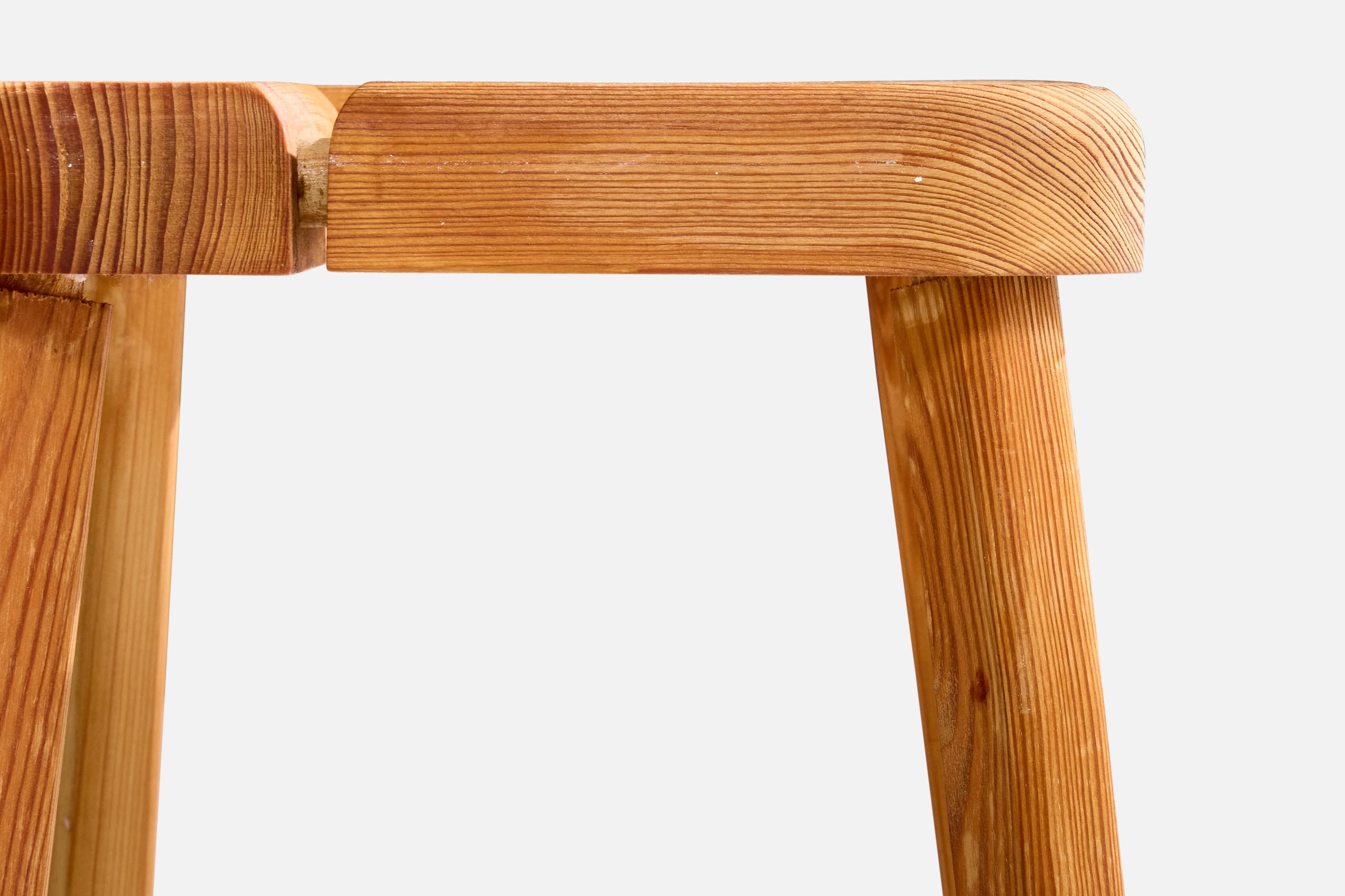 Finnischer Designer, Hocker, Kiefernholz, Finnland, 1970er Jahre (Ende des 20. Jahrhunderts) im Angebot