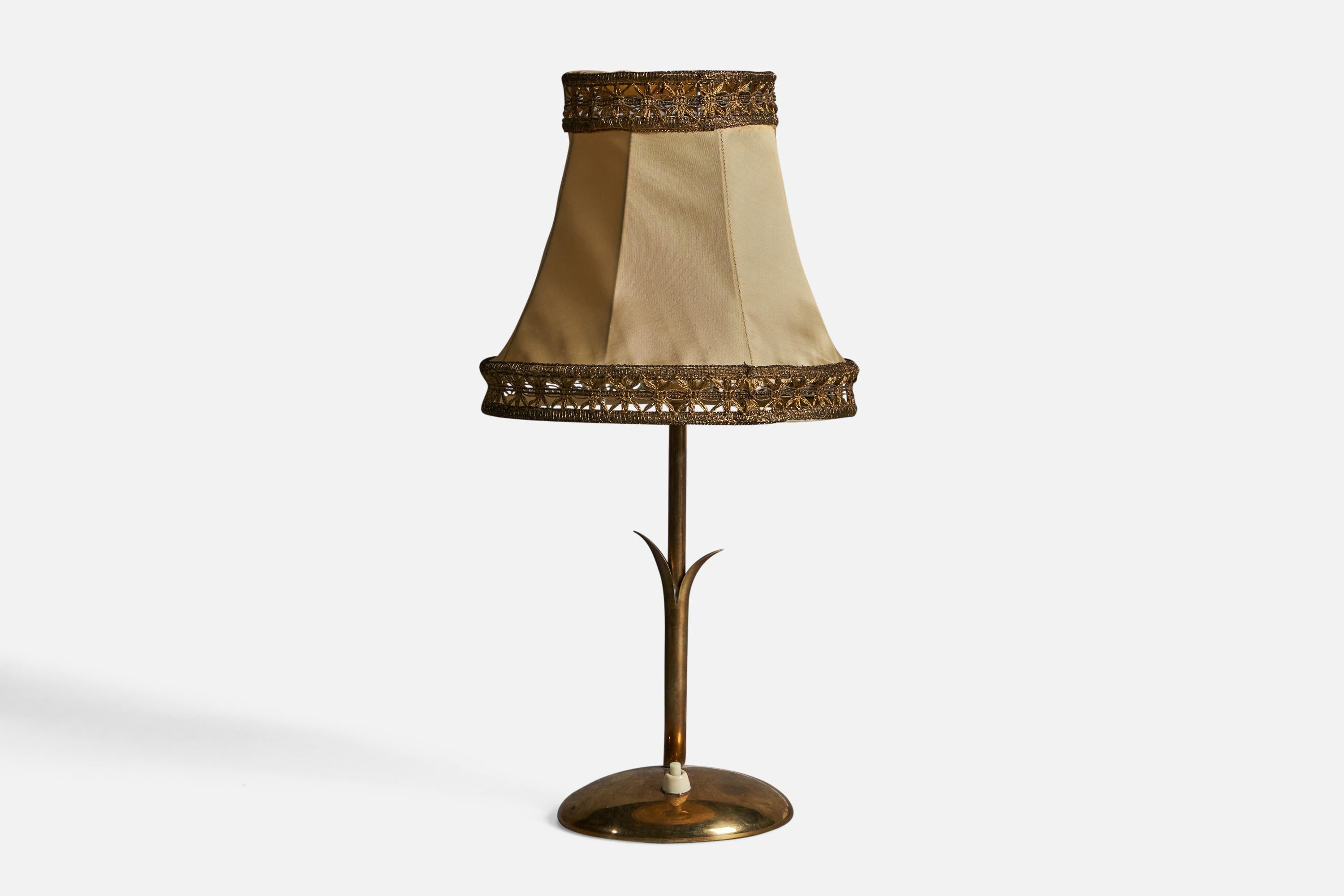 A brass and beige fabric table lamp designed and produced in Finland, 1940s.

Overall Dimensions (inches): 16.25
