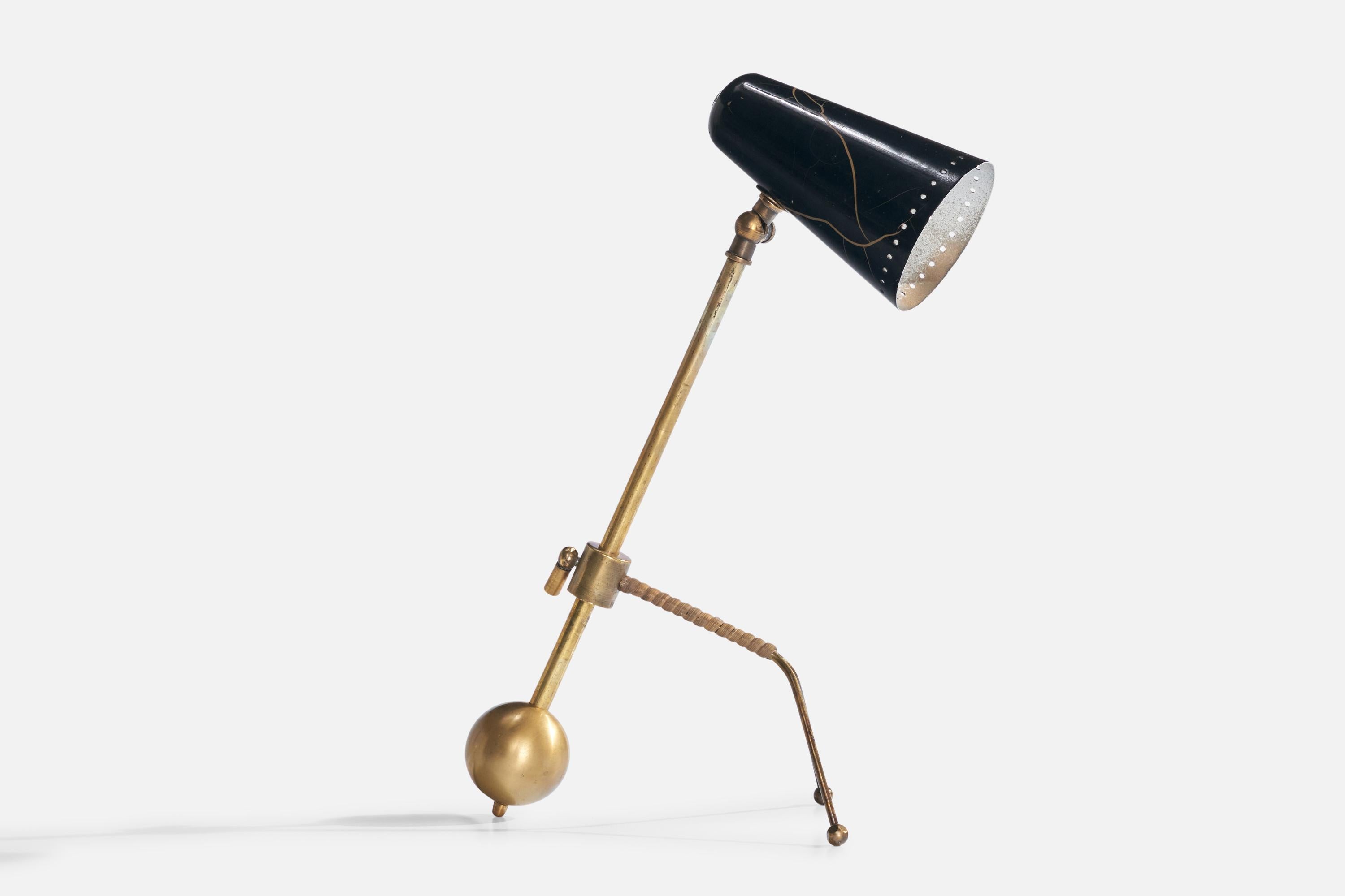 Verstellbare Tischlampe aus Messing, Rattan und schwarz lackiertem Metall, hergestellt in Finnland, ca. 1960er Jahre.

Abmessungen der Lampe: 14,75