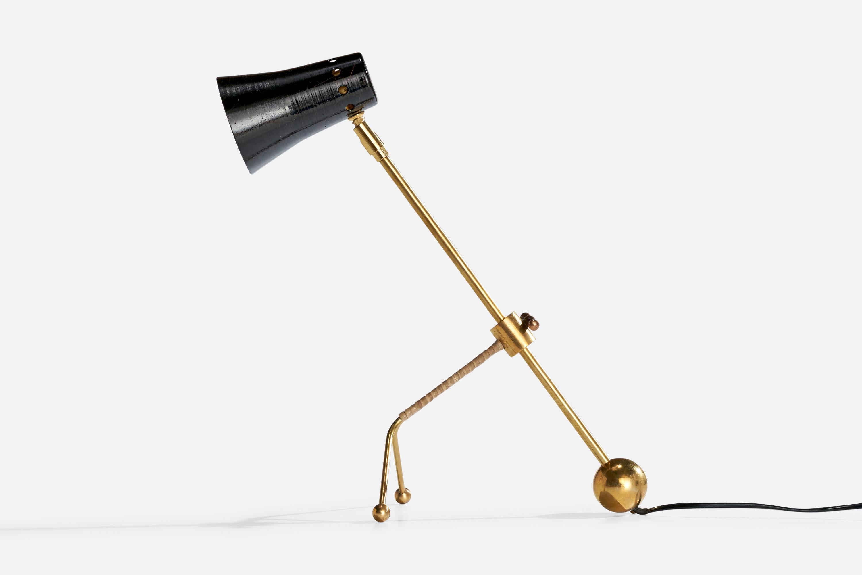 Verstellbare Tischleuchte aus Messing, Rattan und schwarz lackiertem Metall, entworfen und hergestellt in Finnland, ca. 1960er Jahre.

Abmessungen der Lampe mit Schirm (Zoll): 20